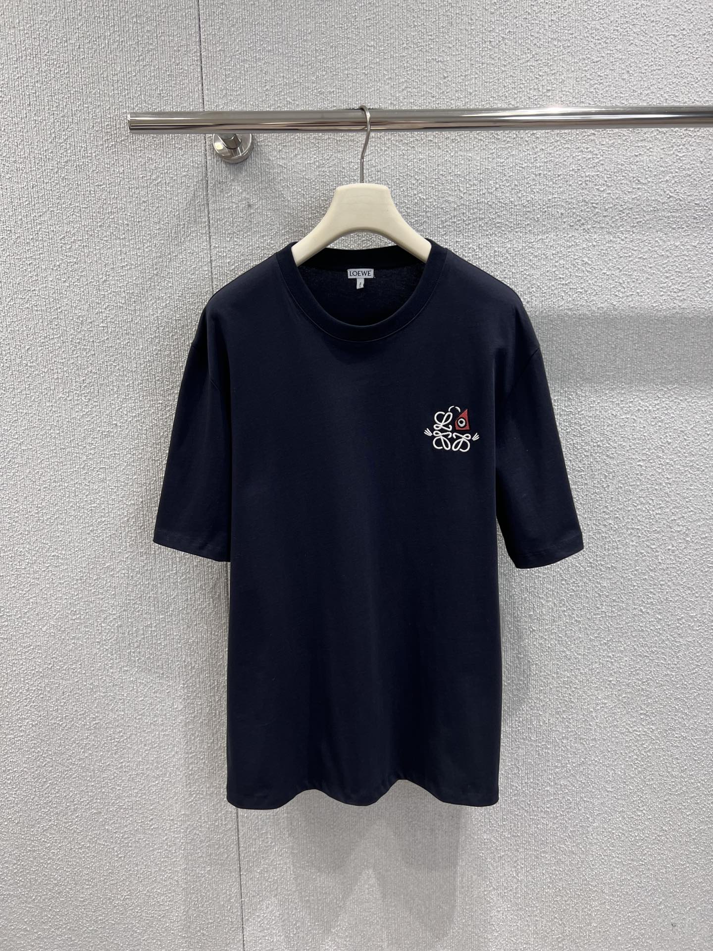 NO:665493,Supports exchange of styles Loew*  High quality production!  Joining hands with the well-known cat illustrator Louis Wain to create a joint series, using soft and breathable cotton fabrics, a classic round neck and a loose silhouette. The left chest is decorated with a delicate embroidery pattern that combines the Anagram logo and cat elements. The black and white/navy white two-color design is simple and ingenious. The loose version is suitable for men and women. It is a light luxury casual item with both artistic sense and practicality. Ready for sale S/M/L real shot details, Louis  vuitton,loewe,T-shirt,tees,t-shirt, 19860909支持换款 Loew* X Louis W*in26Ss猫咪系列新款 精美刺绣图案短袖简约T恤丨独家yb开发！高版出品！携手知名猫咪插画师Louis Wain打造联名系列,选用柔软透气的棉质面料,经典圆领搭配宽松廓形.左胸处饰有融合Anagram标识与猫咪元素的精美刺绣图案,黑白/藏青白双色设计简约又具巧思,宽松版型适配男女穿搭,是兼具艺术感与实穿性的轻奢休闲单品.现货发售S/M/L实拍细节图,,louis vuitton,loewe,T-shirt,tees，t-shirt, ,Women's clothing