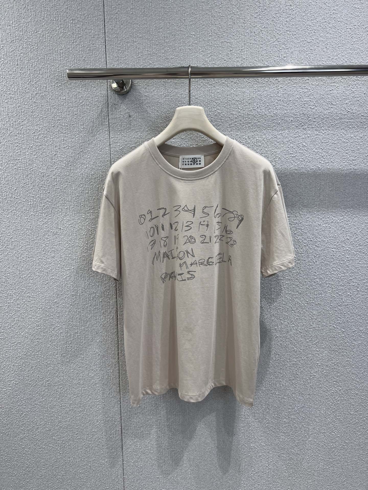 NO:665520,Support exchange MaisonMargi*la 26Ss early spring new digital printing round neck short-sleeved T-shirt丨Exclusively developed by yb!  High quality production!  It is made of soft and skin-friendly cotton fabrics, with a classic round neck and a loose shoulder silhouette, making it comfortable and unrestricted to wear. It is decorated with the brand's iconic digital graffiti print on the chest, and is designed with dark patterns of the same color. It is low-key and reveals a sense of avant-garde design. The two-color fit is suitable for different styles. The loose version is suitable for both men and women. It is an iconic item that combines street casualness with light luxury simplicity in early spring. Ready-made S/M/L real shot details, T-shirt, tees, t-shirt, alexander  wang19860909支持换款 MaisonMargi*la 26Ss早春新款 数字印花圆领短袖T恤丨独家yb开发！高版出品！选用柔软亲肤的棉质面料打造,经典圆领搭配宽松落肩廓形,穿着舒适无束缚.胸前饰有品牌标志性的数字涂鸦印花,采用同色系暗纹设计,低调中透着先锋设计感,双色适配不同穿搭风格,宽松版型男女皆宜,是早春街头休闲与轻奢简约风结合的标志性单品.现货发售S/M/L实拍细节图,,T-shirt,tees，t-shirt, ,Women's clothing