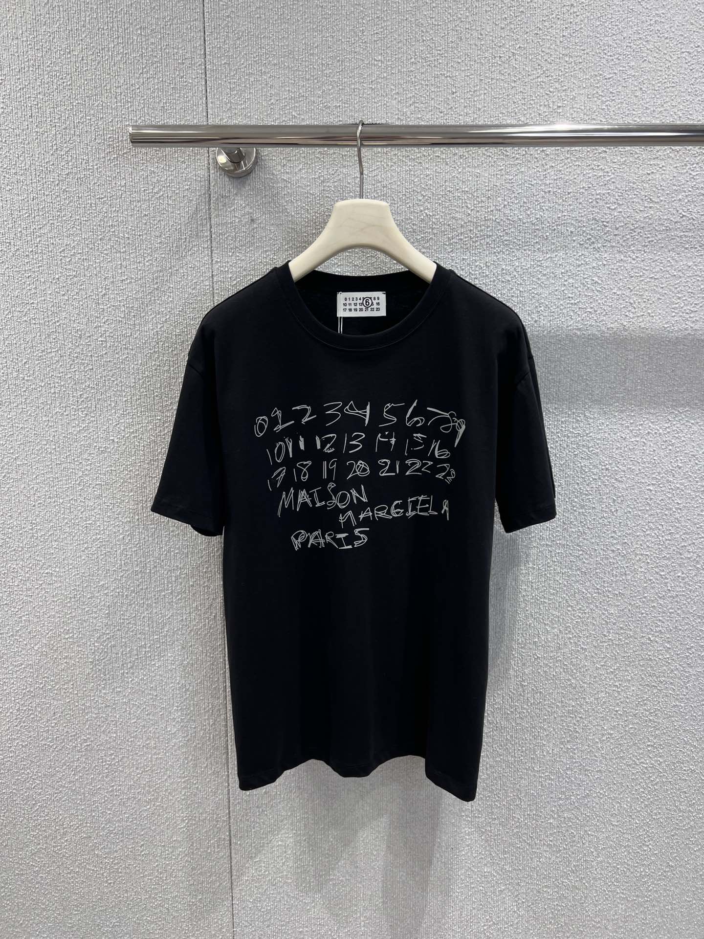 NO:665513,Support exchange MaisonMargi*la 26Ss early spring new digital printing round neck short-sleeved T-shirt丨Exclusively developed by yb!  High quality production!  It is made of soft and skin-friendly cotton fabrics, with a classic round neck and a loose shoulder silhouette, making it comfortable and unrestricted to wear. It is decorated with the brand's iconic digital graffiti print on the chest, and is designed with dark patterns of the same color. It is low-key and reveals a sense of avant-garde design. The two-color fit is suitable for different styles. The loose version is suitable for both men and women. It is an iconic item that combines street casualness with light luxury simplicity in early spring. Ready-made S/M/L real shot details, T-shirt, tees, t-shirt, alexander  wang19860909支持换款 MaisonMargi*la 26Ss早春新款 数字印花圆领短袖T恤丨独家yb开发！高版出品！选用柔软亲肤的棉质面料打造,经典圆领搭配宽松落肩廓形,穿着舒适无束缚.胸前饰有品牌标志性的数字涂鸦印花,采用同色系暗纹设计,低调中透着先锋设计感,双色适配不同穿搭风格,宽松版型男女皆宜,是早春街头休闲与轻奢简约风结合的标志性单品.现货发售S/M/L实拍细节图,,T-shirt,tees，t-shirt, ,Women's clothing