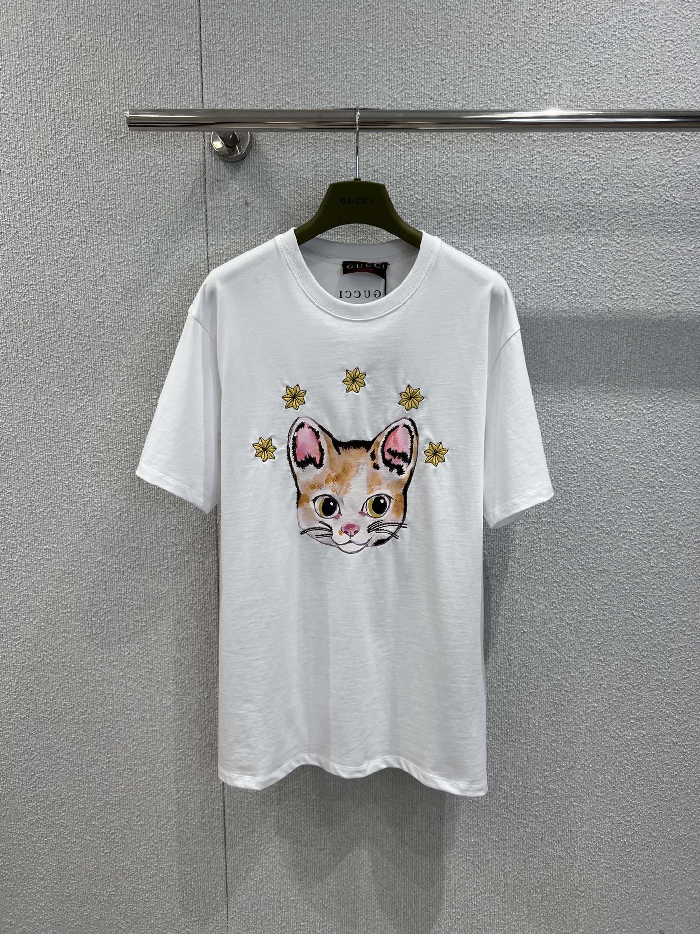NO:665928,Support Gucc* 26Ss early spring new style cat print loose short-sleeved T-shirt | Exclusively developed by yb!  Top quality production!  The cute cat print is paired with golden star embroidery to break the monotony of simple T-shirts. Soft cotton fabrics are selected to create a comfortable wearing experience. The loose short-sleeved version is not flattering to the body shape, easily unlocking a sweet and cool early spring casual look. Ready-made S/M/L real shot details, gucci, T-shirt, tees, t-shirt,  19860909支持换款 Gucc* 26Ss早春新款 猫咪印花宽松短袖T恤丨独家yb开发！顶级高版出品！萌趣猫咪印花搭配金色星星刺绣,打破简约T恤的单调感,甄选柔软棉质面料打造舒适穿着体验,宽松短袖版型不挑身形,轻松解锁甜酷兼具的早春休闲造型.现货发售S/M/L实拍细节图,,gucci,T-shirt,tees，t-shirt, ,Women's clothing
