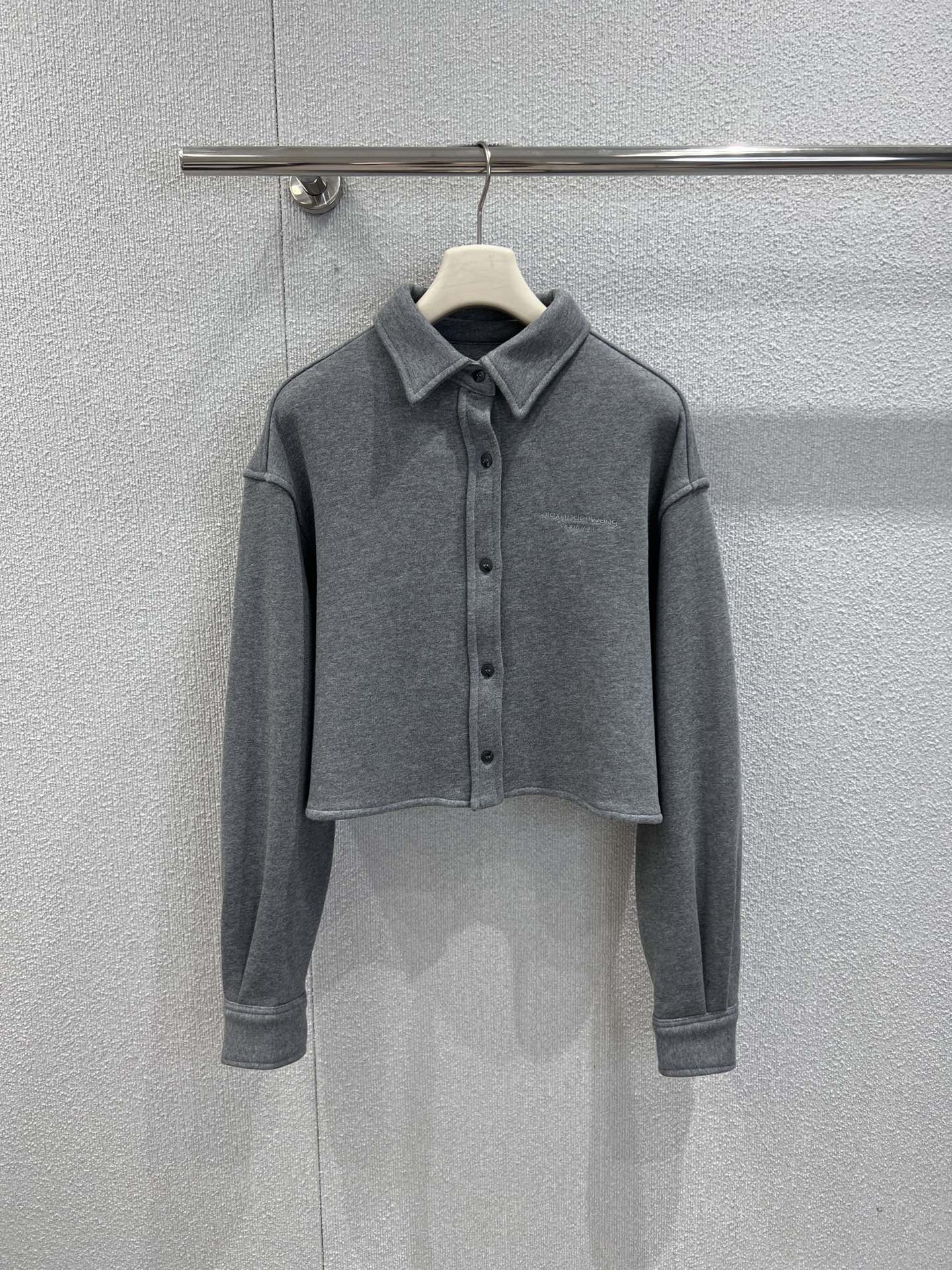 NO:665512,The shirt supports exchange. Alexand*r Wang 25Fw new autumn and winter button short shirt + gray sweatpants suit | Exclusively developed by yb!  High quality production!  Made of soft and skin-friendly knitted fabric, the short shirt has a simple button closure design and a neat short cut, exposing the waistline for a neater look; paired with loose sports pants of the same color, the drawstring elastic waistband adapts to a variety of body shapes, and the drapey wide-leg version is modified.  Leg shape. The overall gray tone shows the casual street style. The suit design takes into account both fashion and practicality, making it easy to create a casual and cool daily look. Ready-made S/M/L real shot details, shirts, alexander  wang19860909衬衫支持换款 Alexand*r Wang 25Fw秋冬新款 纽扣短款衬衫+灰色运动裤套装丨独家yb开发！高版出品！采用柔软亲肤的针织面料打造,短款衬衫以简约纽扣开合设计搭配利落短款剪裁,露出腰线更显利落；搭配同色系宽松运动裤,抽绳松紧腰头适配多种身形,垂坠阔腿版型修饰腿型.整体灰色调尽显街头休闲质感,套装设计兼顾时尚感与实穿性,轻松打造随性酷飒的日常造型.现货发售S/M/L实拍细节图,,shirts, ,Women's clothing