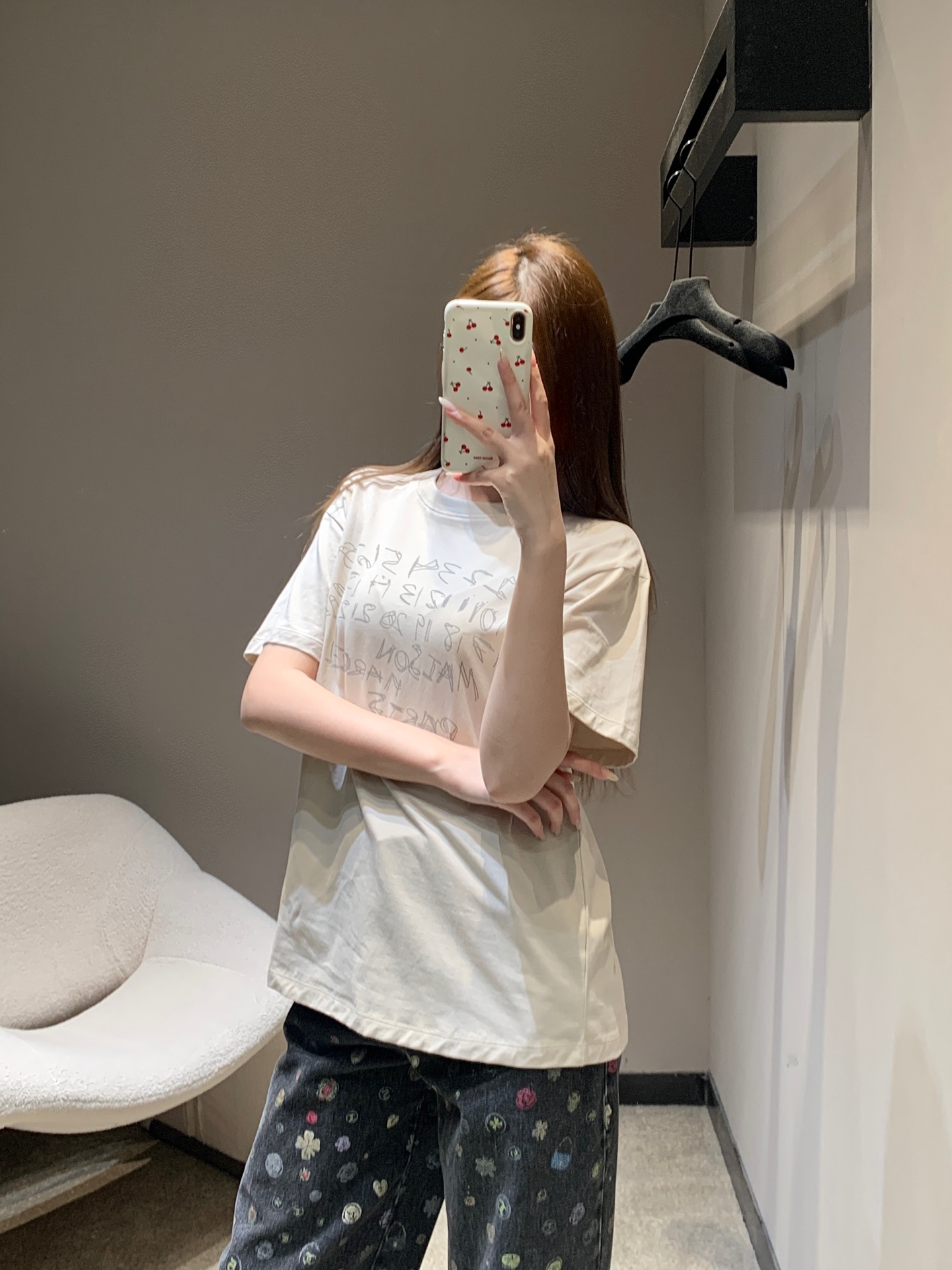 NO:665521,MaisonMargi*la 26Ss early spring new digital printed round neck short-sleeved T-shirt丨Exclusively developed by yb!  High quality production!  It is made of soft and skin-friendly cotton fabric, with a classic round neck and a loose off-shoulder silhouette, making it comfortable and unrestricted to wear. It is decorated with the brand's iconic digital graffiti print on the chest and adopts a dark pattern design of the same color, which is low-key and avant-garde. The two-color coffee/off-white is suitable for different wearing styles. The loose version is suitable for both men and women. It is an iconic item that combines street casualness with light luxury simplicity in early spring. Ready for sale S/M/L, T-shirt, tees, t-shirt, alexander  wang19860909MaisonMargi*la 26Ss早春新款 数字印花圆领短袖T恤丨独家yb开发！高版出品！选用柔软亲肤的棉质面料打造,经典圆领搭配宽松落肩廓形,穿着舒适无束缚.胸前饰有品牌标志性的数字涂鸦印花,采用同色系暗纹设计,低调中透着先锋设计感,咖啡/米白双色适配不同穿搭风格,宽松版型男女皆宜,是早春街头休闲与轻奢简约风结合的标志性单品.现货发售S/M/L,,T-shirt,tees，t-shirt, ,Women's clothing