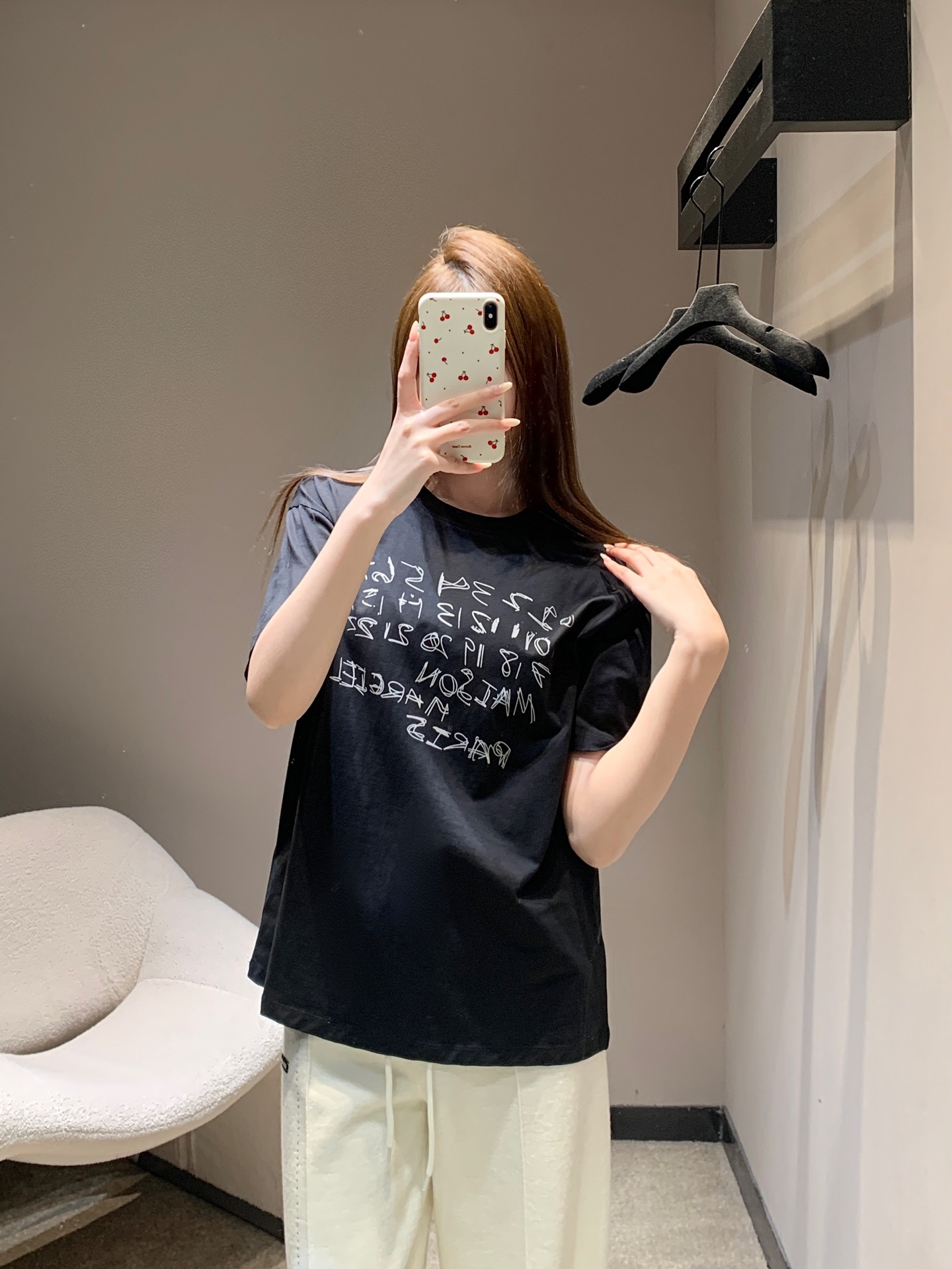 NO:665517,MaisonMargi*la 26Ss early spring new digital printed round neck short-sleeved T-shirt丨Exclusively developed by yb!  High quality production!  It is made of soft and skin-friendly cotton fabrics, with a classic round neck and a loose shoulder silhouette, making it comfortable and unrestricted to wear. It is decorated with the brand's iconic digital graffiti print on the chest, and is designed with dark patterns of the same color. It is low-key and reveals a sense of avant-garde design. The two-color fit is suitable for different styles. The loose version is suitable for both men and women. It is an iconic item that combines street casualness with light luxury simplicity in early spring. Ready for sale S/M/L,, T-shirt, tees, t-shirt,  19860909MaisonMargi*la 26Ss早春新款 数字印花圆领短袖T恤丨独家yb开发！高版出品！选用柔软亲肤的棉质面料打造,经典圆领搭配宽松落肩廓形,穿着舒适无束缚.胸前饰有品牌标志性的数字涂鸦印花,采用同色系暗纹设计,低调中透着先锋设计感,双色适配不同穿搭风格,宽松版型男女皆宜,是早春街头休闲与轻奢简约风结合的标志性单品.现货发售S/M/L,,T-shirt,tees，t-shirt, ,Women's clothing