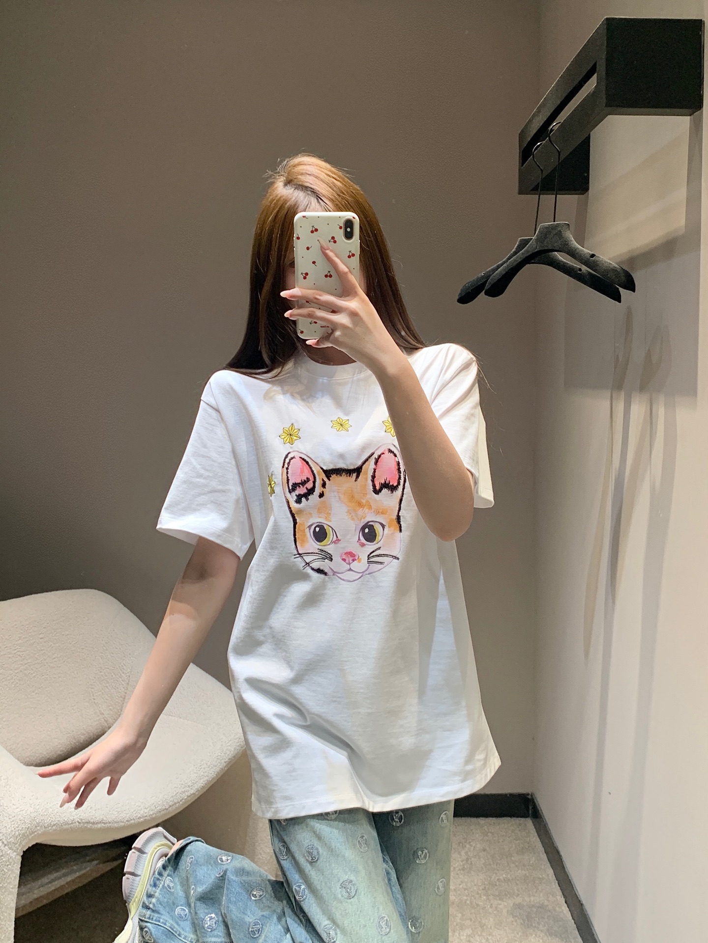 NO:665930,Gucc* 26Ss new early spring cat print loose short-sleeved T-shirt | Exclusively developed by yb!  Top quality production!  The cute cat print is paired with golden star embroidery to break the monotony of simple T-shirts. Soft cotton fabrics are selected to create a comfortable wearing experience. The loose short-sleeved version is not flattering on the body shape, easily unlocking a sweet and cool early spring casual look. Ready for sale S/M/L,, gucci, T-shirt, tees, t-shirt,  19860909Gucc* 26Ss早春新款 猫咪印花宽松短袖T恤丨独家yb开发！顶级高版出品！萌趣猫咪印花搭配金色星星刺绣,打破简约T恤的单调感,甄选柔软棉质面料打造舒适穿着体验,宽松短袖版型不挑身形,轻松解锁甜酷兼具的早春休闲造型.现货发售S/M/L,,gucci,T-shirt,tees，t-shirt, ,Women's clothing