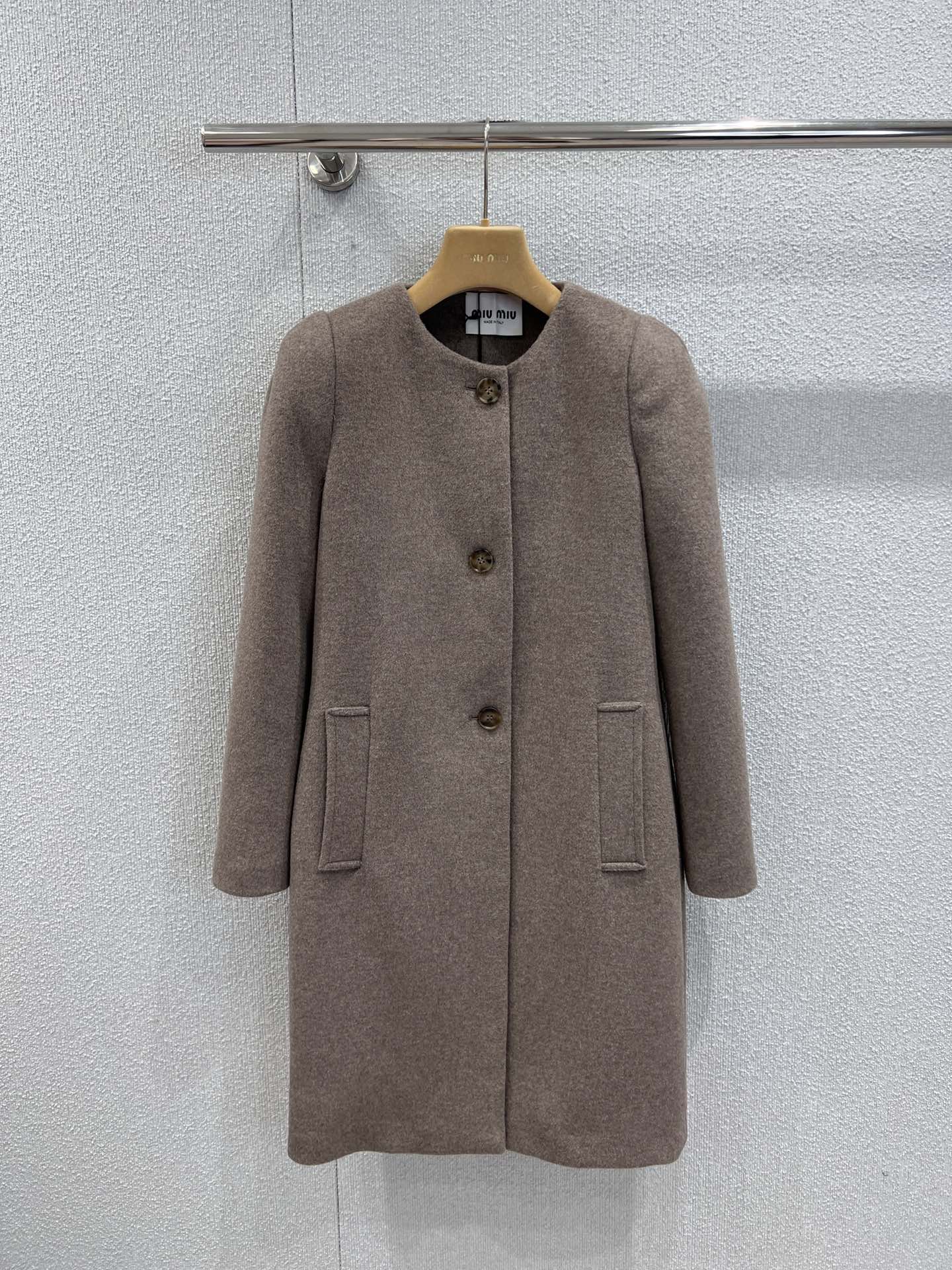 NO:665902,Support exchange Miumi* 25FW new autumn and winter single-breasted round-neck woolen coat | Exclusive high-end version!  The classic round neck outlines the elegant neckline, and the single-breasted design is simple and neat. The wool fabric is selected, which is soft and skin-friendly yet has a stiff texture. The mid-length cut is suitable for various body shapes, easily creating a lazy and high-end autumn and winter atmosphere. It is a must-have style in the wardrobe. Ready-made S/M/L real shot details,, miumiu, jackets & coats,  19860909支持换款 Miumi* 25FW秋冬新款 单排扣圆领羊毛呢大衣外套丨独家高版出品！经典圆领勾勒优雅颈线,单排扣设计简约利落,甄选羊毛呢面料,软糯亲肤又兼具挺括质感,中长款剪裁适配各种身形,轻松打造慵懒高级的秋冬氛围感,是衣橱里的气质刚需款.现货发售S/M/L实拍细节图,,miumiu,jackets & coats, ,Women's clothing