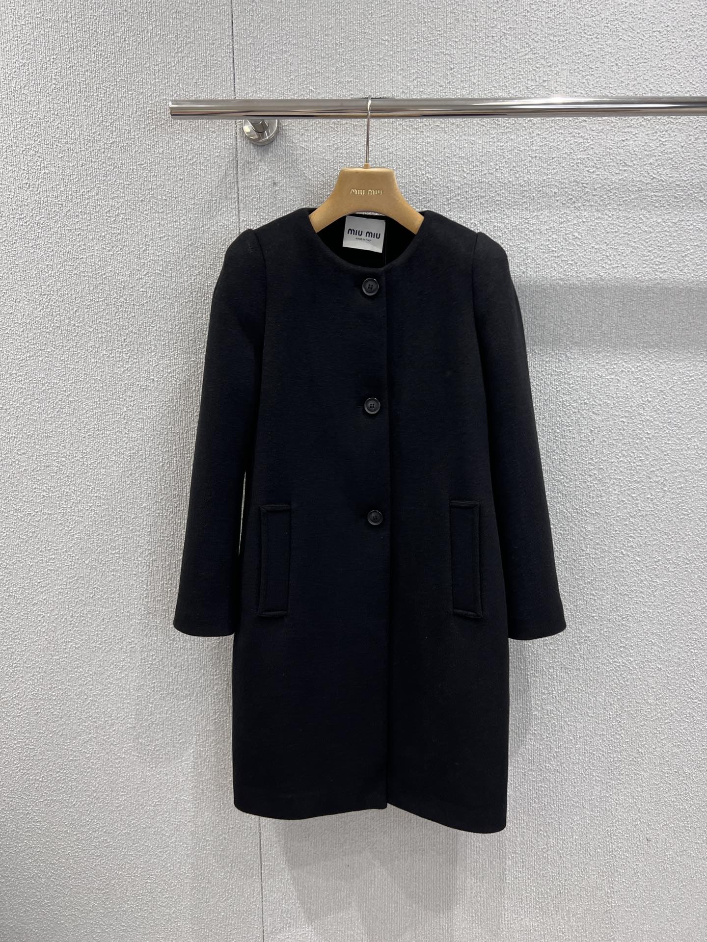 NO:665909,Support exchange Miumi* 25FW new autumn and winter single-breasted round-neck woolen coat | Exclusive high-end version!  The classic round neck outlines the elegant neckline, and the single-breasted design is simple and neat. The wool fabric is selected, which is soft and skin-friendly yet has a stiff texture. The mid-length cut is suitable for various body shapes, easily creating a lazy and high-end autumn and winter atmosphere. It is a must-have style in the wardrobe. Ready-made S/M/L real shot details,, miumiu, jackets & coats,  19860909支持换款 Miumi* 25FW秋冬新款 单排扣圆领羊毛呢大衣外套丨独家高版出品！经典圆领勾勒优雅颈线,单排扣设计简约利落,甄选羊毛呢面料,软糯亲肤又兼具挺括质感,中长款剪裁适配各种身形,轻松打造慵懒高级的秋冬氛围感,是衣橱里的气质刚需款.现货发售S/M/L实拍细节图,,miumiu,jackets & coats, ,Women's clothing