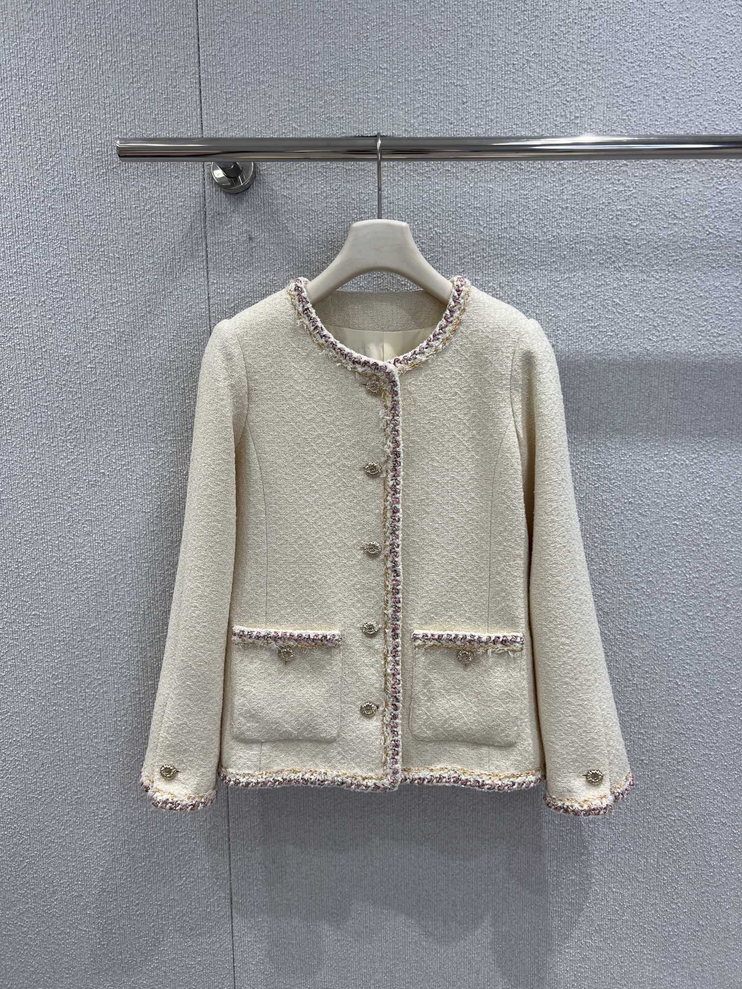 NO:665925,Skirts and jackets support exchange. Chane* 26C Advanced Handicraft Workshop Series New Beige Round Neck Single-breasted Double Pocket Tweed Jacket and Skirt Suit丨Exclusively developed by yb!  Top quality production!  Beige tweed fabric is blended with the brand's classic handcraftsmanship. The round-neck single-breasted design is matched with double pocket details. The jacket + skirt suit combination outlines an elegant French style. The delicate tweed texture shows the luxurious texture. It is a collection-level early spring style item. Ready-made S/M/L real shot details, chanel, skirts, jackets & coats,  19860909半裙 外套支持换款 Chane* 26C高级手工坊系列新款 米黄色圆领单排扣双口袋花呢外套半裙套装丨独家yb开发！顶级高版出品！米黄色花呢面料糅合品牌经典手工工艺,圆领单排扣设计搭配双口袋细节,外套+半裙的套装组合勾勒优雅法式格调,细腻的花呢肌理尽显奢雅质感,是典藏级的早春造型单品.现货发售S/M/L实拍细节图,,chanel,skirts,jackets & coats, ,Women's clothing