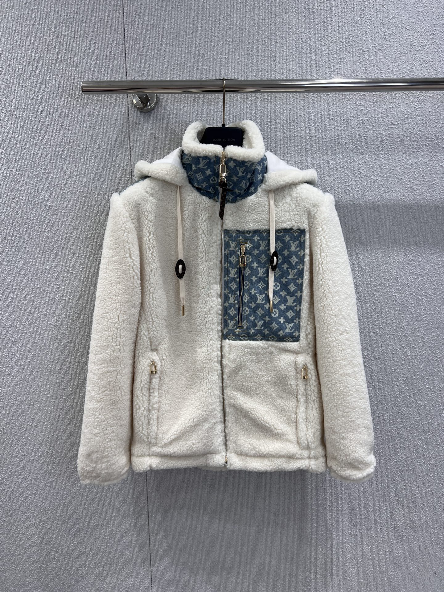 NO:665424,Support exchange Louis Vuitt*n 25Fw Ski series white teddy and blue denim hooded jacket丨exclusively developed by yb!  Top quality production!  It perfectly combines the soft warmth of winter with the luxury street feel. The fluffy off-white teddy velvet has its own gentle filter, soft and warm to the touch; the spliced classic blue Monogram denim is eye-catching, the denim design on the pockets and placket outlines neat lines, and the gold metal zipper and drawstring details are more refined.  Texture. The hooded style is casual and casual. It can be worn with jeans, sweatpants or skirts. The outdoor vitality of the ski season and the modern tone of daily life can be combined with one click. It is a treasure item in the winter wardrobe that has both appearance and practicality. Ready for sale 34/36/38/40 Real shot details, Louis  vuitton,skirts,jackets & coats,hats, 19860909支持换款 Louis Vuitt*n 25Fw Ski滑雪系列 白色泰迪拼蓝牛仔连帽夹克丨独家yb开发！顶级高版出品！把冬日的软糯温暖与高奢街头感完美融合.蓬松的米白色泰迪绒自带温柔滤镜,触感软糯又保暖；拼接的经典蓝色Monogram牛仔撞色亮眼,口袋与门襟的牛仔设计勾勒出利落线条,金色金属拉链与抽绳细节更添精致质感.连帽版型休闲随性,不管搭牛仔、运动裤还是半裙都能驾驭,滑雪季的户外活力与日常的摩登腔调一键拿捏,是冬日衣橱里兼具颜值与实用性的宝藏单品.现货发售34/36/38/40实拍细节图,,louis vuitton,skirts,jackets & coats,hats, ,Women's clothing