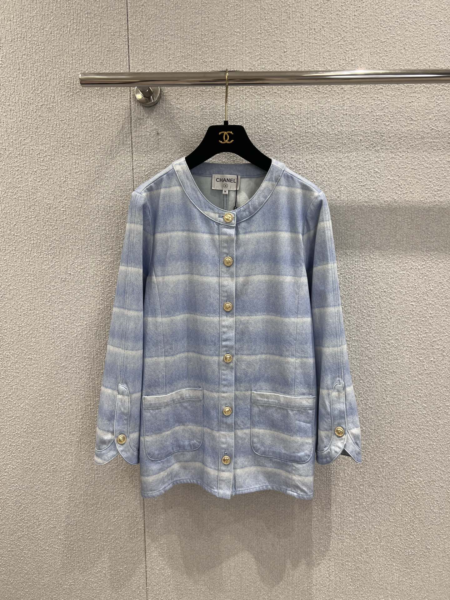 NO:665929,Support exchange Chane* 26C early spring vacation series single-breasted striped denim jacket丨exclusively developed by yb!  Top quality production!  The fresh blue striped denim fabric collides with the classic round neck single-breasted design, outlining the French lazy style. The delicate denim texture is both soft and stiff. The loose version is suitable for various wearing scenarios, easily unlocking the high-end early spring vacation style. Ready-made S/M/L real shot details, chanel, jackets & coats,  19860909支持换款 Chane* 26C 早春度假系列 单排扣条纹牛仔外套丨独家yb开发！顶级高版出品！清新蓝调条纹牛仔面料碰撞经典圆领单排扣设计,勾勒法式慵懒格调,细腻牛仔肌理兼具柔软与挺括,宽松版型适配多元穿搭场景,轻松解锁高级感满满的早春度假造型.现货发售S/M/L实拍细节图,,chanel,jackets & coats, ,Women's clothing