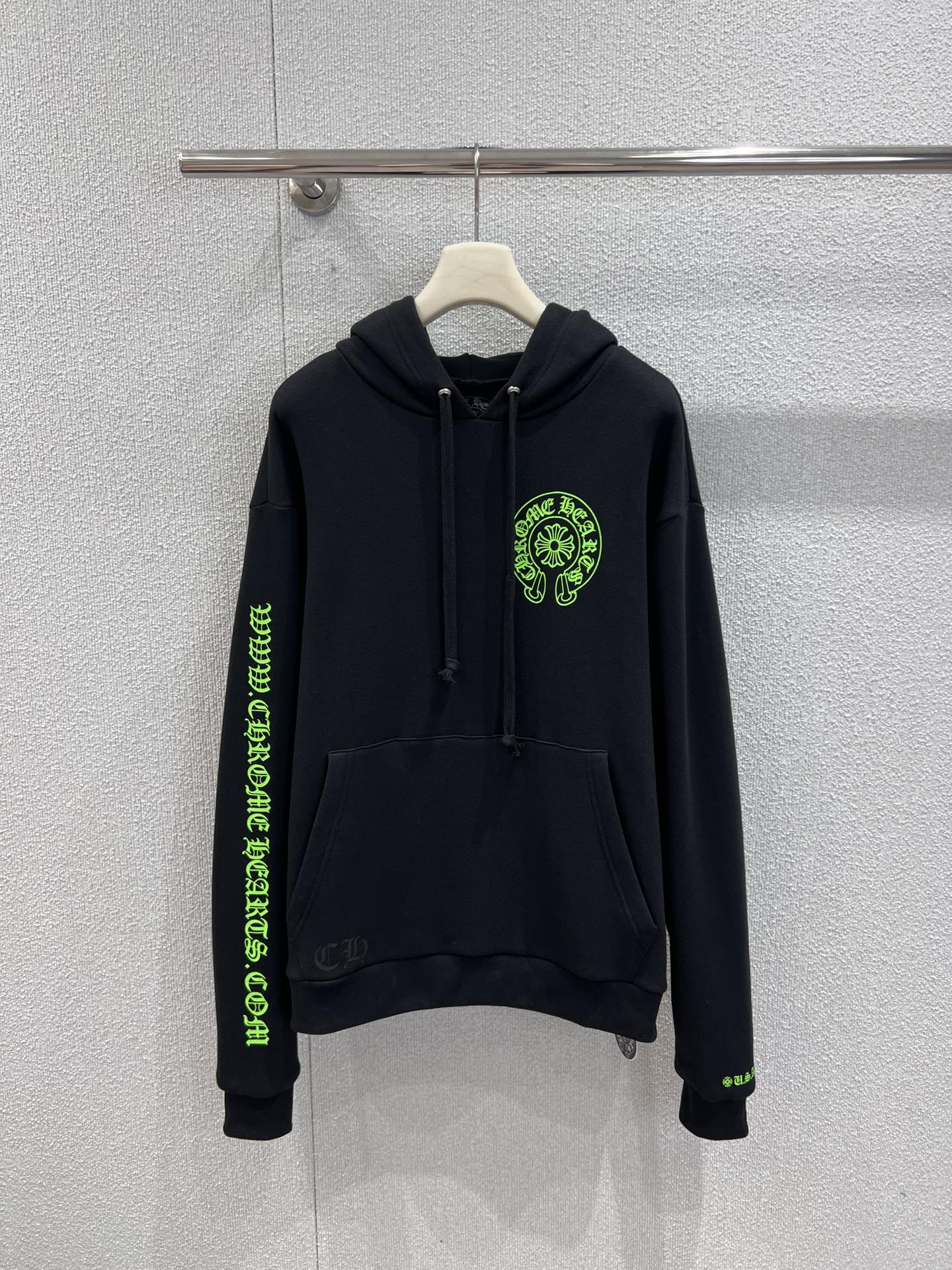 NO:666398,Supports exchange of styles Chorme heart* 26Ss early spring new cross horseshoe print logo hooded sweatshirt丨Exclusively developed by yb!  High quality production!  The classic cross and horseshoe print is presented in fluorescent green contrasting colors, and the black background makes the logo very eye-catching~ The loose fit is not flattering on the body shape, and the hooded design has a lazy feel. It is very stylish to wear alone or layered in early spring. It is a must-have for girls with a Crocodile heart!  Ready-made S/M/L real shot details, chrome hearts, hoodie, sweatshirts, hats,  19860909支持换款 Chorme heart* 26Ss早春新款 十字架马蹄印花logo连帽卫衣丨独家yb开发！高版出品！经典十字架马蹄印花以荧光绿撞色呈现,黑底衬得logo超吸睛～宽松版型不挑身材,连帽设计自带慵懒感,早春单穿、叠穿都超有范儿,克罗心女孩必入款！现货发售S/M/L实拍细节图,,chrome hearts,hoodie,sweatshirts,hats, ,Women's clothing