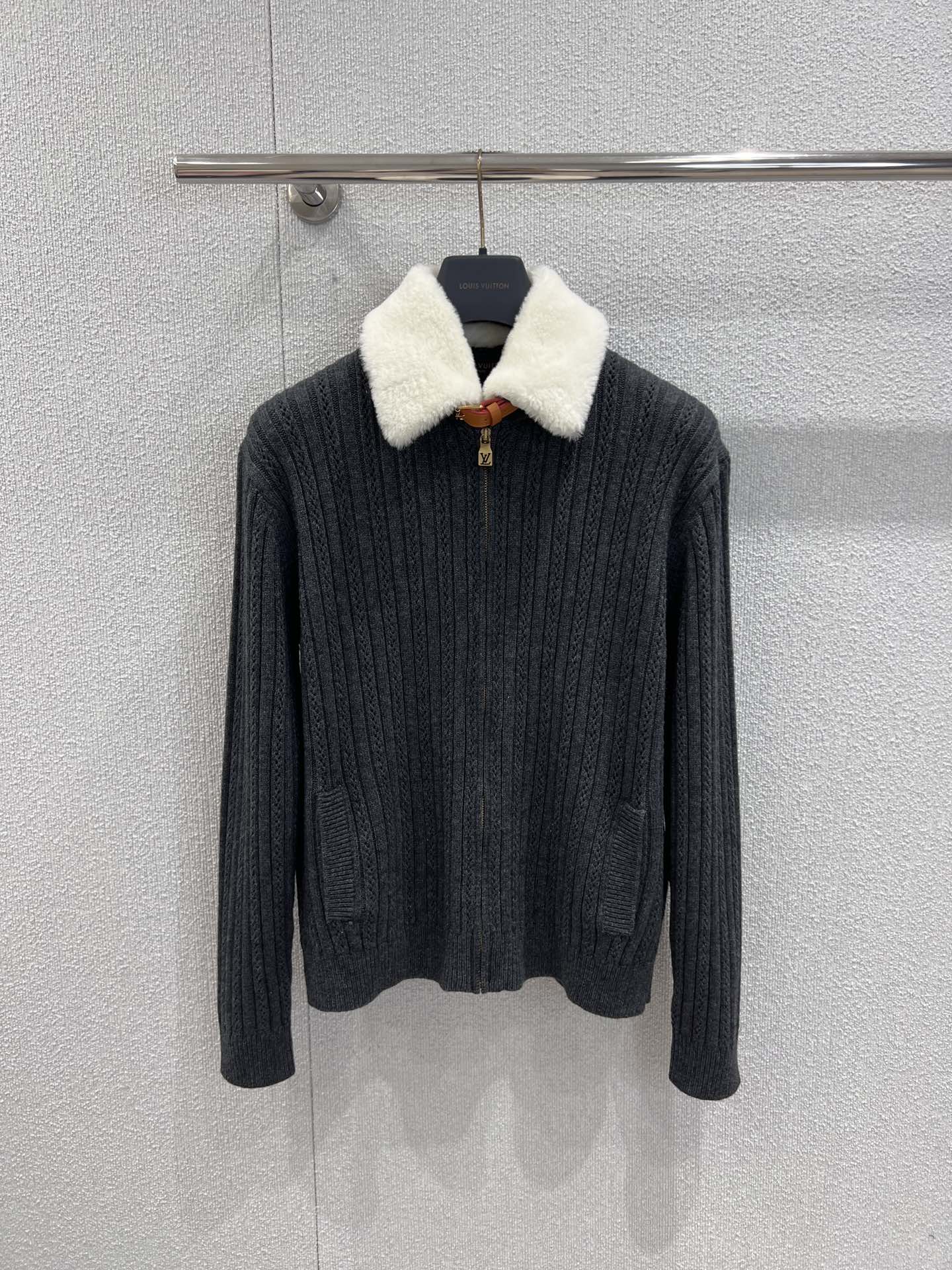 NO:665924,Support exchange Louis Vu*itton 25FW new autumn and winter wool blend zipper waist jacket丨Exclusive high-end version!  The wool blended fabric is both soft and warm. The plush lapels are paired with metal buckles to outline a retro style. The zippered waist design creates a neat silhouette, easily unlocking a high-end autumn and winter look. It is a must-have luxury item in the wardrobe. Ready-made S/M/L real shot details,, louis vuitton, jackets & coats,  19860909支持换款 Louis Vu*itton 25FW秋冬新款 羊毛混纺拉链束腰夹克丨独家高版出品！羊毛混纺面料兼具柔软与保暖,毛绒翻领搭配金属扣饰勾勒复古格调,拉链束腰设计打造利落廓形,轻松解锁高级感满满的秋冬造型,是衣橱里的奢品刚需款.现货发售S/M/L实拍细节图,,louis vuitton,jackets & coats, ,Women's clothing