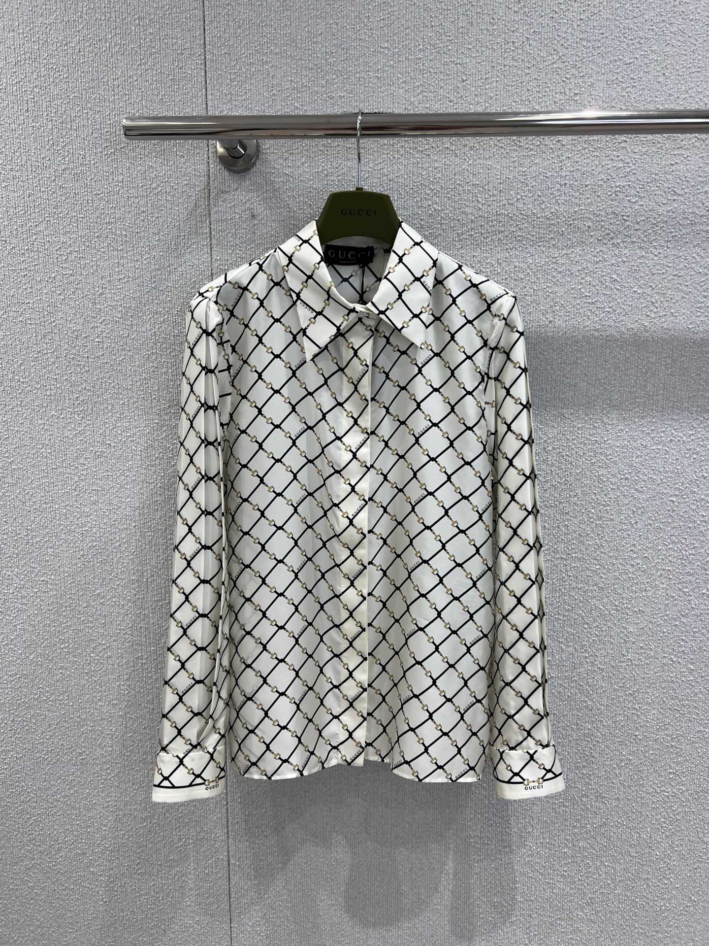 NO:665921,Support Guc*i 26Ss early spring new style horsebit printed silk long-sleeved shirt | Exclusively developed by yb!  Top quality production!  The classic horsebit print is intertwined with rhombus patterns to outline a retro and elegant style. Mulberry silk fabrics are selected to create a delicate luster and smooth touch. The loose long-sleeved version is suitable for a variety of wearing scenarios, easily unlocking a light, luxurious and exquisite early spring look. Ready-made S/M/L real shot details,, gucci, shirts, real silk,  19860909支持换款 Guc*i 26Ss早春新款 马衔扣印花真丝长袖衬衫丨独家yb开发！顶级高版出品！经典马衔扣印花交织菱格纹,勾勒复古优雅格调,甄选桑蚕丝面料打造细腻光泽与柔滑触感,宽松长袖版型适配多种穿搭场景,轻松解锁轻奢精致的早春造型.现货发售S/M/L实拍细节图,,gucci,shirts,real silk, ,Women's clothing