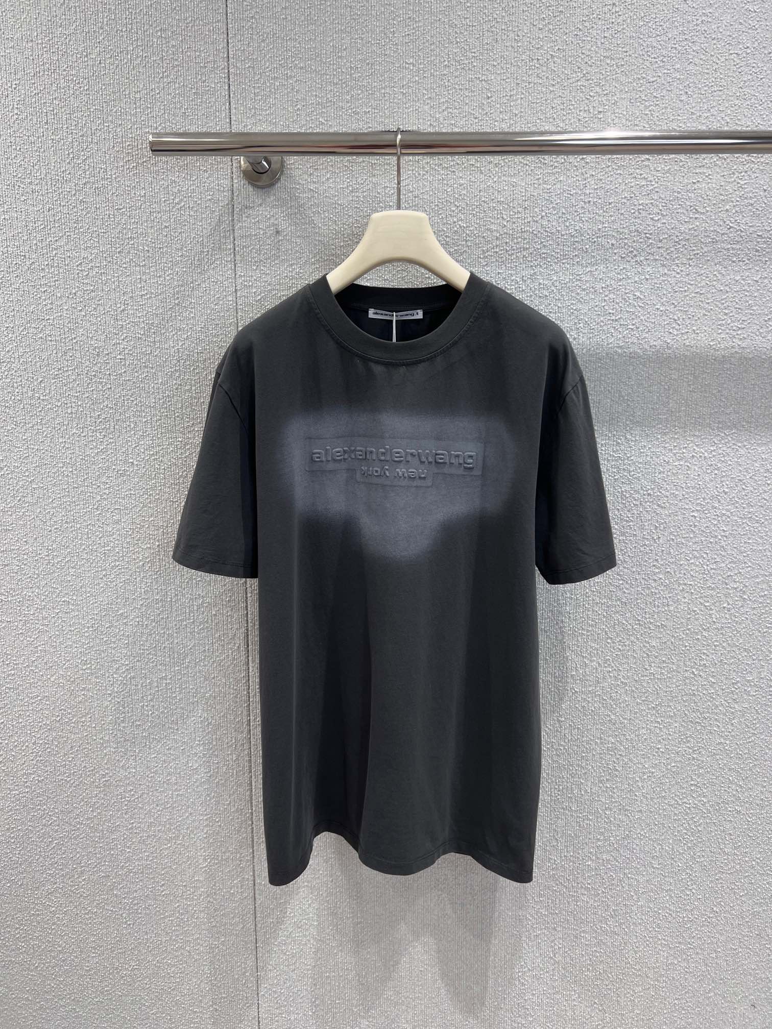 NO:666375,Supports exchange Alexa*der wang 26SS early spring new style tie-dye logo loose version short-sleeved T-shirt丨Exclusively developed by yb!  High quality production!  Select heavyweight cotton fabrics, which are soft to the touch and stiff and not easy to deform. The old tie-dye process creates a gradient gray tone, the embossed logo on the chest is three-dimensional and exquisite, the loose shoulder cut is suitable for various body shapes, and it is easy to create a cool street style ~ Ready-made S/M/L real shot details,, T-shirt, tees, t-shirt,  19860909支持换款 Alexa*der wang 26SS早春新款 扎染徽标宽松版短袖T恤丨独家yb开发！高版出品！甄选重磅棉质面料,触感柔软且挺括不易变形.做旧扎染工艺打造渐变灰调,胸前浮雕徽标压印立体精致,宽松落肩剪裁适配各种身形,轻松打造酷飒街头风造型～现货发售S/M/L实拍细节图,,T-shirt,tees，t-shirt, ,Women's clothing