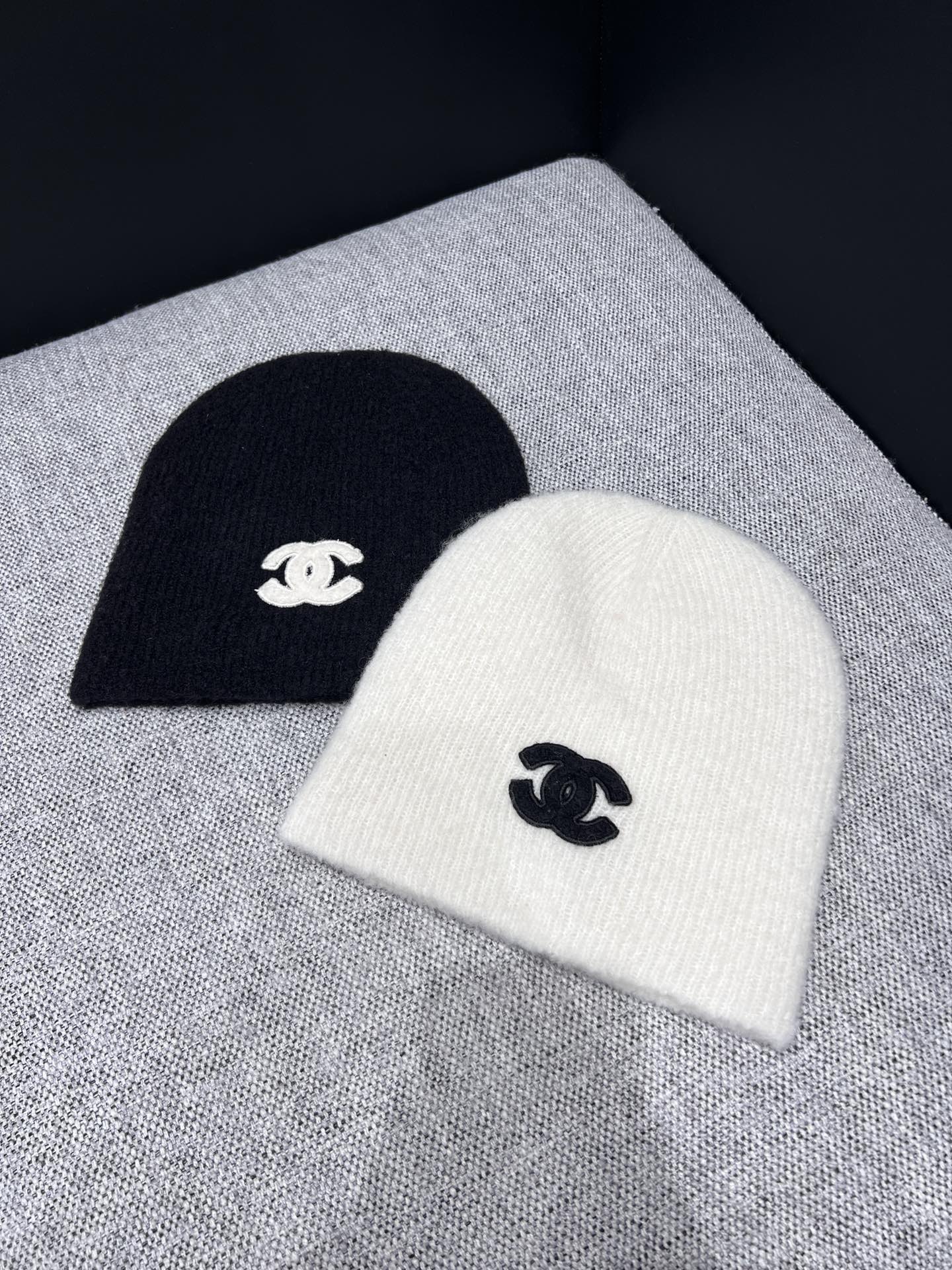 NO:665932,Support exchange Chan*l 26C popular black and white double C large logo soft waxy cashmere knitted cold hat丨Exclusively developed by yb!  Top quality production!  A big logo brings a sense of focus!  Soft and waxy cashmere, super skin-friendly, classic and versatile in black and white, the perfect finishing touch for winter looks, bringing the elegance of Chanel into daily warmth ~ ready for sale One size fits all (F) real shot details,,chanel,chanel,hats, 19860909支持换款 Chan*l 26C爆款 黑白双C大logo软糯羊绒针织冷帽丨独家yb开发！顶级高版出品！大logo自带焦点感！软糯羊绒贴头超亲肤,黑白双色经典百搭,冬日造型的点睛之笔,把香奈儿的优雅揉进日常温暖里～现货发售 均码(F)实拍细节图,,chanel,chanel,hats, ,Women's clothing