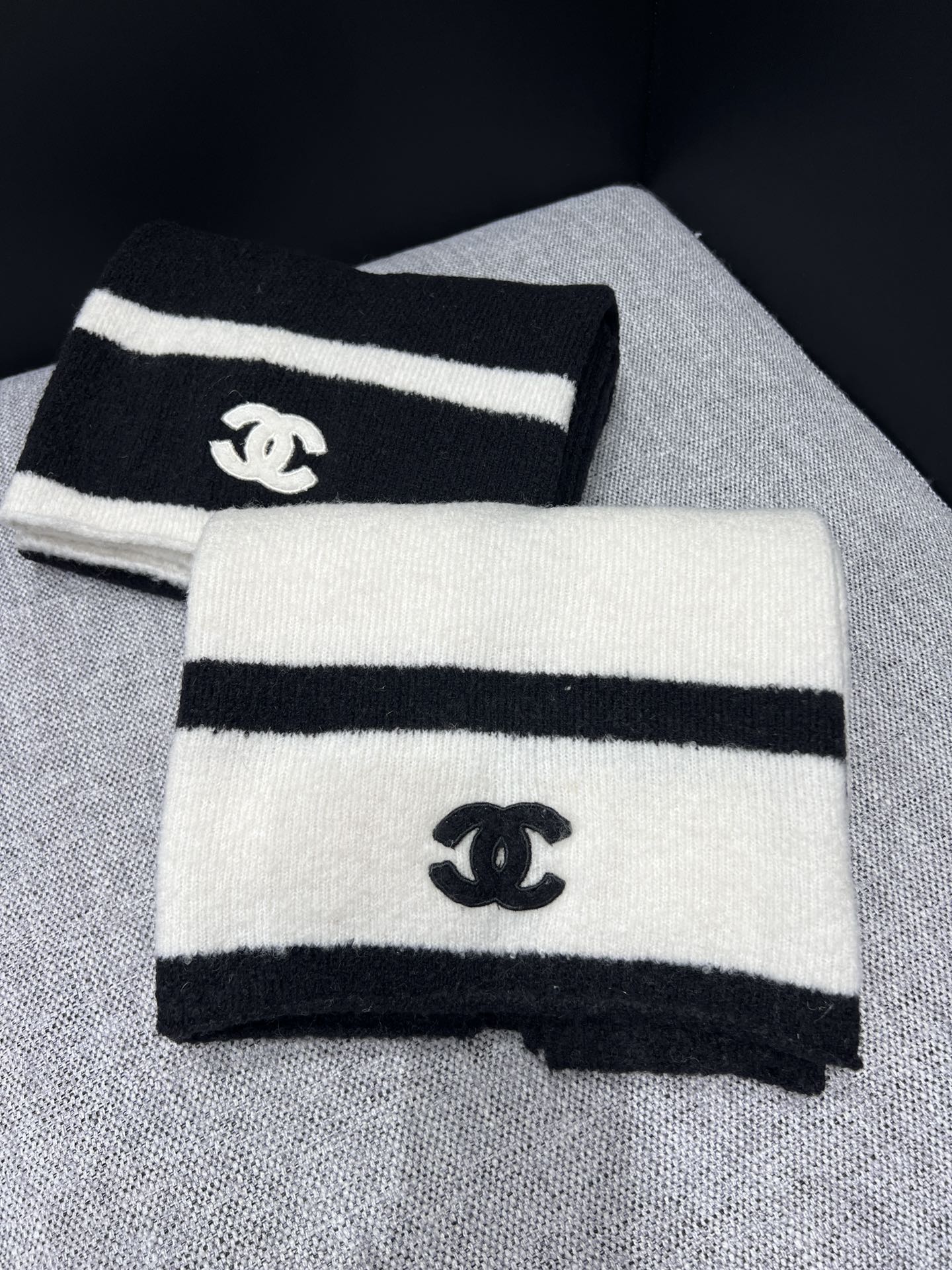 NO:666816,Supports exchange of styles Chan*l 26C Advanced Handicraft Workshop Series Black and White Cashmere Scarf丨Exclusively developed by yb!  Top quality production!  The classic double C logo is outlined in contrasting colors. The 49cm wide cashmere fabric softly wraps around the neck. The 158cm length is casual and stylish. The black and white stripes combine with the ingenuity of the haute couture workshop, weaving the elegance of Paris into every inch of the texture. It is the finishing touch for winter matching and is a classic that will never end in the wardrobe. Ready for sale (F size) real shot details, chanel,  19860909支持换款 Chan*l 26C高级手工坊系列 黑白羊绒围巾丨独家yb开发！顶级高版出品！经典双C logo撞色勾勒,49cm宽幅的羊绒织物柔软包裹颈间,158cm的长度随性缠绕皆具格调.黑白条纹糅合高定工坊的匠心,把巴黎的优雅织进每一寸肌理,冬日搭配的点睛之选,是衣橱里永不落幕的经典.现货发售（F码）实拍细节图,,chanel, ,Women's clothing