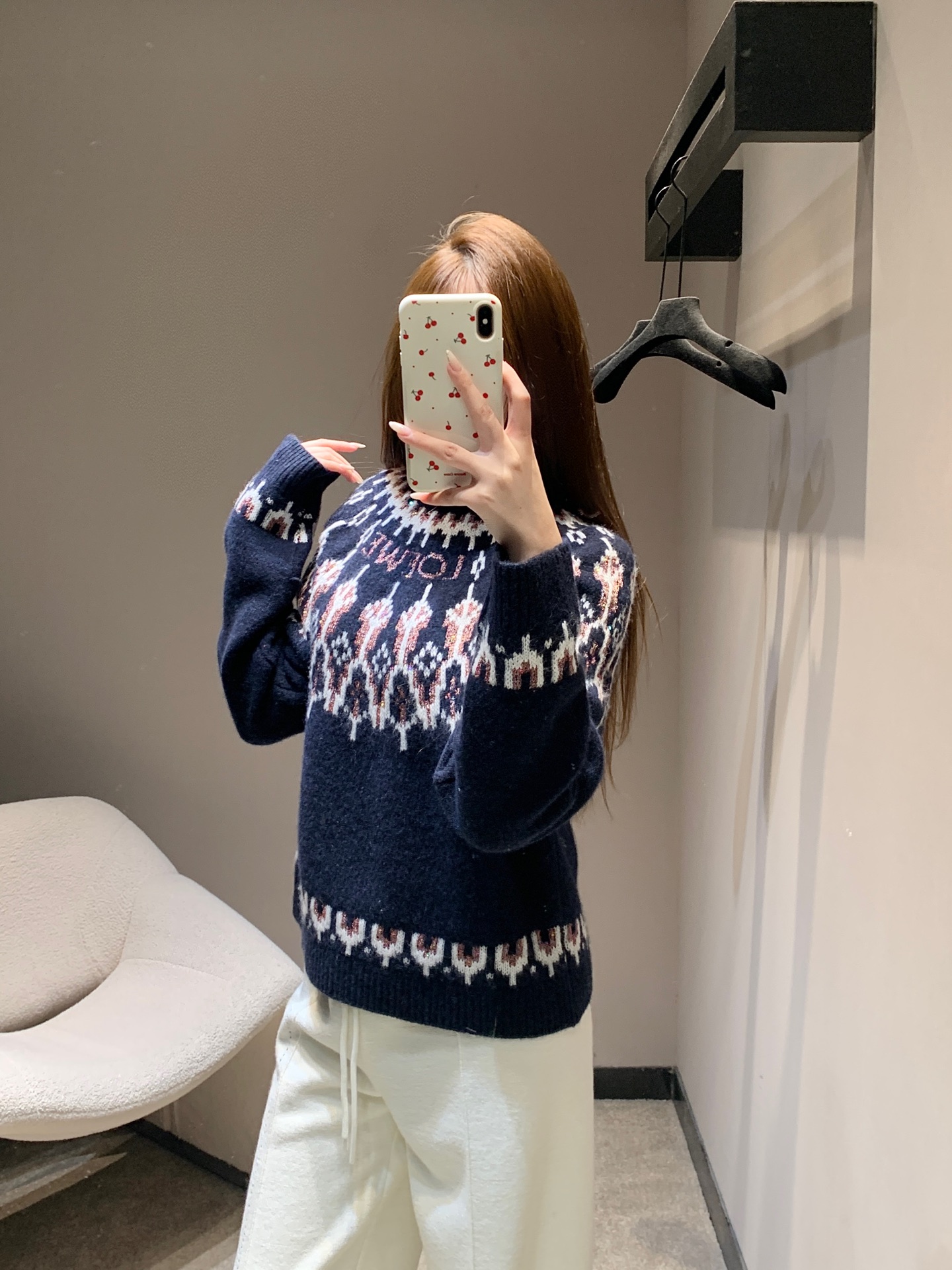 NO:665939,Loewe 25Fw new autumn and winter wool sweater with logo and letters | Exclusive high-end version!  The logo and letters are intertwined with a retro jacquard pattern to outline a unique artistic style. Wool fabrics are selected to create a soft and skin-friendly feeling. The loose version is suitable for various wearing scenarios, easily unlocking lazy and advanced autumn and winter looks. Ready for sale S/M/L,, loewe,  19860909Loewe 25Fw秋冬新款 徽标logo字母羊毛针织衫丨独家高版出品！徽标logo字母交织复古提花纹样,勾勒独特艺术格调,甄选羊毛面料打造软糯亲肤的穿着感,宽松版型适配多元穿搭场景,轻松解锁慵懒又高级的秋冬造型.现货发售S/M/L,,loewe, ,Women's clothing