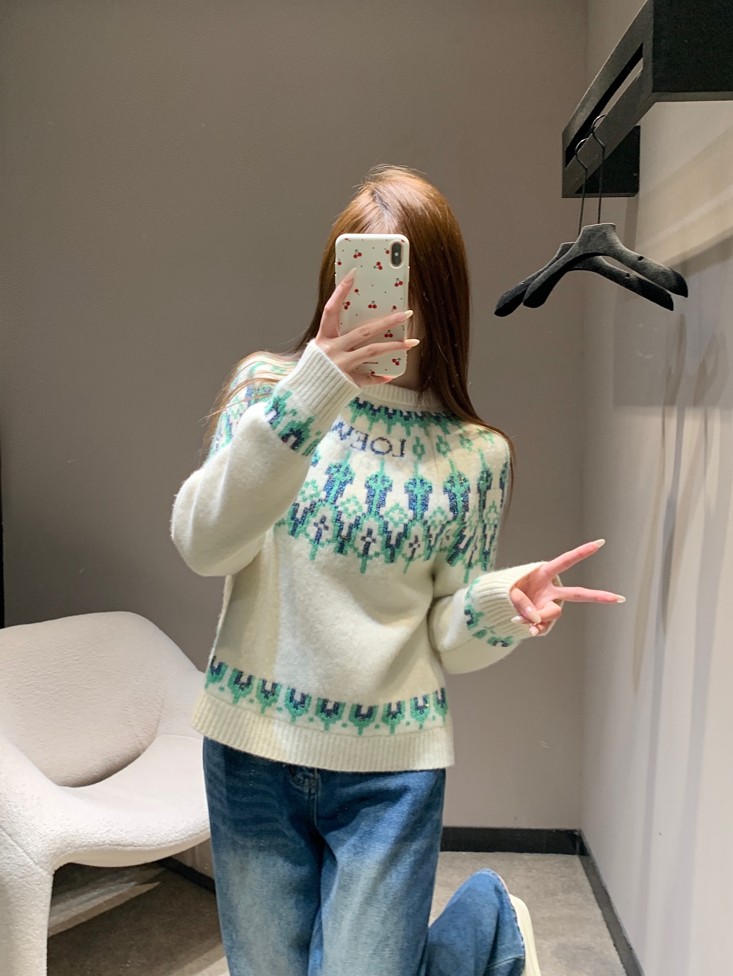 NO:665935,Loewe 25Fw new autumn and winter wool sweater with logo and letters | Exclusive high-end version!  The logo and letters are intertwined with a retro jacquard pattern to outline a unique artistic style. Wool fabrics are selected to create a soft and skin-friendly feeling. The loose version is suitable for various wearing scenarios, easily unlocking lazy and advanced autumn and winter looks. Ready for sale S/M/L,, loewe,  19860909Loewe 25Fw秋冬新款 徽标logo字母羊毛针织衫丨独家高版出品！徽标logo字母交织复古提花纹样,勾勒独特艺术格调,甄选羊毛面料打造软糯亲肤的穿着感,宽松版型适配多元穿搭场景,轻松解锁慵懒又高级的秋冬造型.现货发售S/M/L,,loewe, ,Women's clothing