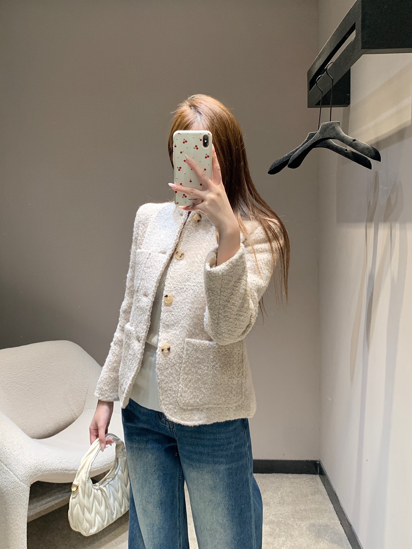 NO:665923,Loro Pi*na 25Fw new autumn and winter holiday limited edition alpaca blend mini jacket丨exclusively developed by yb!  Top quality production!  Alpaca blended fabric combines softness and warmth. The mini short version is matched with a stand-up collar and single-breasted design, which outlines a neat and delicate body line. The delicate texture shows the brand's luxurious and elegant style. It is a collection-level item for the autumn and winter wardrobe. Available in stock S/M/L,,loro piana,jackets & coats, 19860909Loro Pi*na 25Fw秋冬新款 holiday限量羊驼毛混纺mini外套丨独家yb开发！顶级高版出品！羊驼毛混纺面料糅合柔软与保暖特性,mini短款版型搭配立领单排扣设计,勾勒利落精致的身形线条,细腻的肌理感尽显品牌奢雅格调,是秋冬衣橱的典藏级单品.现货发售S/M/L,,loro piana,jackets & coats, ,Women's clothing