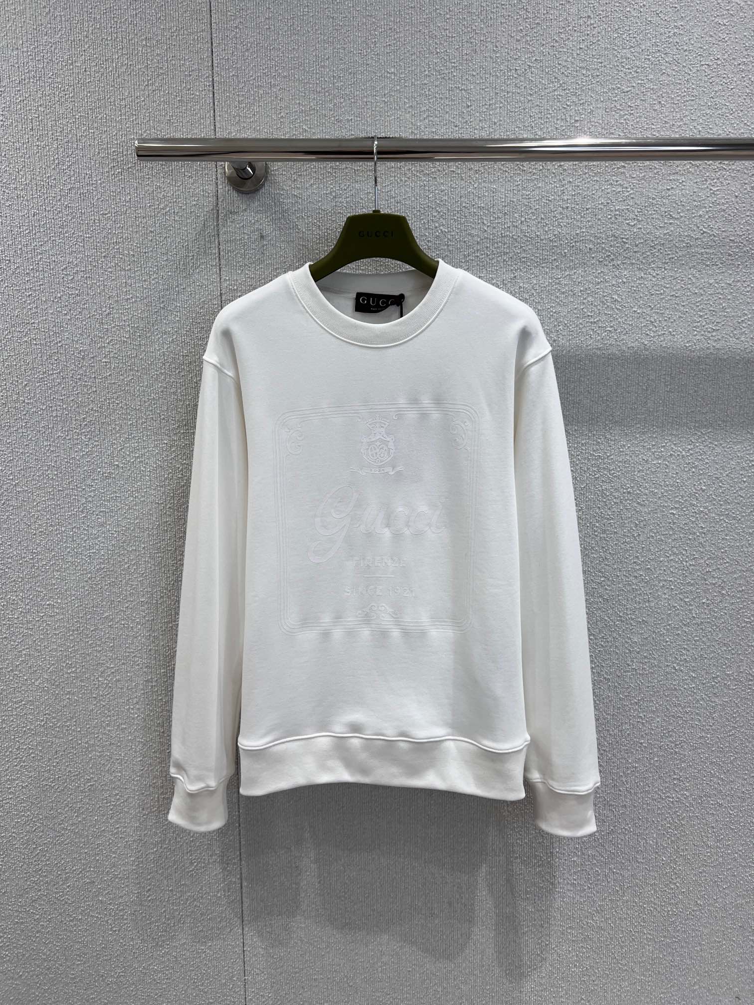 NO:666369,Support exchange Gu*ci 26SS new early spring letter print round neck sweatshirt丨Exclusive high-end version!  Select soft, waxy and skin-friendly cotton fabrics, comfortable to touch and stylish. The iconic relief printing technology is exquisite and three-dimensional, the cream white color has a gentle atmosphere, the short loose silhouette adapts to various body shapes, and it is easy to create a casual and high-end early spring look ~ Ready-made S/M/L real shot details, hoodie, sweatshirts,  19860909支持换款 Gu*ci 26SS早春新款 字母印花圆领卫衣丨独家高版出品！甄选软糯亲肤的棉质面料,触感舒适又有型.标志性浮雕印花工艺精致立体,奶油白配色自带温柔氛围,短款宽松廓形适配各种身形,轻松打造随性又高级的早春造型～现货发售S/M/L实拍细节图,,hoodie,sweatshirts, ,Women's clothing