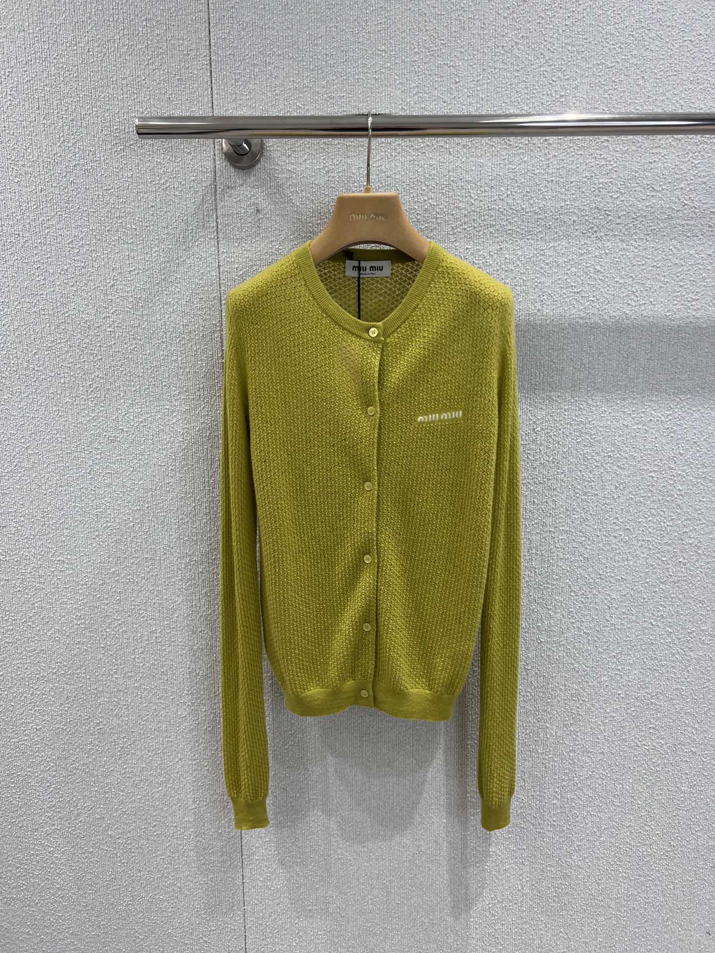 NO:666394,Support exchange Miu Mi* 26SS early spring new style avocado green rhombus hollow cashmere knitted cardigan丨exclusively developed by yb!  Top quality production!  Selected fine cashmere fabric, soft and light to the touch. The diamond hollow texture creates a hazy perspective, the avocado green color is fresh and eye-catching, the mini logo embroidery on the chest is embellished, and the slim tailoring fits the body shape. It is the core item for creating a sweet outfit in early spring ~ Ready-made S/M/L real shot details,, miumiu,  19860909支持换款 Miu Mi* 26SS早春新款 牛油果绿菱格镂空羊绒针织开衫丨独家yb开发！顶级高版出品！甄选细腻羊绒面料,触感软糯又轻盈.菱格镂空纹理打造朦胧透视感,牛油果绿配色清新吸睛,胸口迷你logo刺绣点缀,修身剪裁贴合身形,是早春打造甜系穿搭的核心单品～现货发售S/M/L实拍细节图,,miumiu, ,Women's clothing