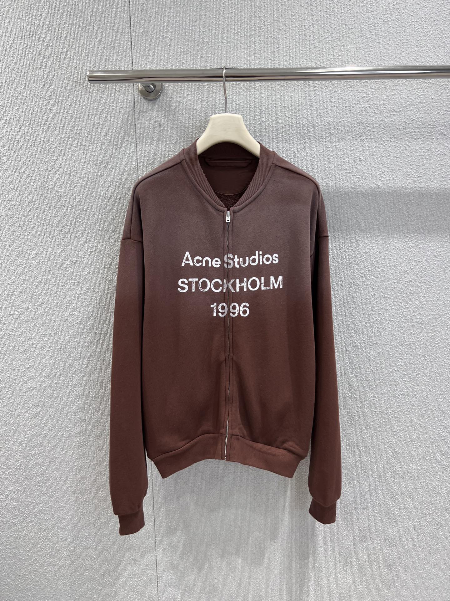 NO:666388,Supports exchange of Acne Studi*s 26SS early spring new style 1996 chocolate zipper sweatshirt丨exclusively developed by yb!  High quality production!  The soft, skin-friendly cotton fabric is selected, comfortable to the touch and breathable. The iconic reverse letter print is paired with the 1996 logo, giving it a retro accent; the loose shoulder cut is suitable for various body shapes, and the zipper cardigan design makes the outfit more layered. It is a must-have item for the early spring wardrobe ~ Available now S/M/L real shot details, Acne studios, hoodie, sweatshirts,  19860909支持换款 Acne Studi*s 26SS早春新款 1996巧克力色拉链卫衣丨独家yb开发！高版出品！甄选软糯亲肤的棉质面料,触感舒适又透气.标志性反向字母印花搭配1996标识,复古腔调拉满；宽松落肩剪裁适配各种身形,拉链开衫设计让穿搭更具层次感,是早春衣橱的必备单品～现货发售S/M/L实拍细节图,,acne studios,hoodie,sweatshirts, ,Women's clothing