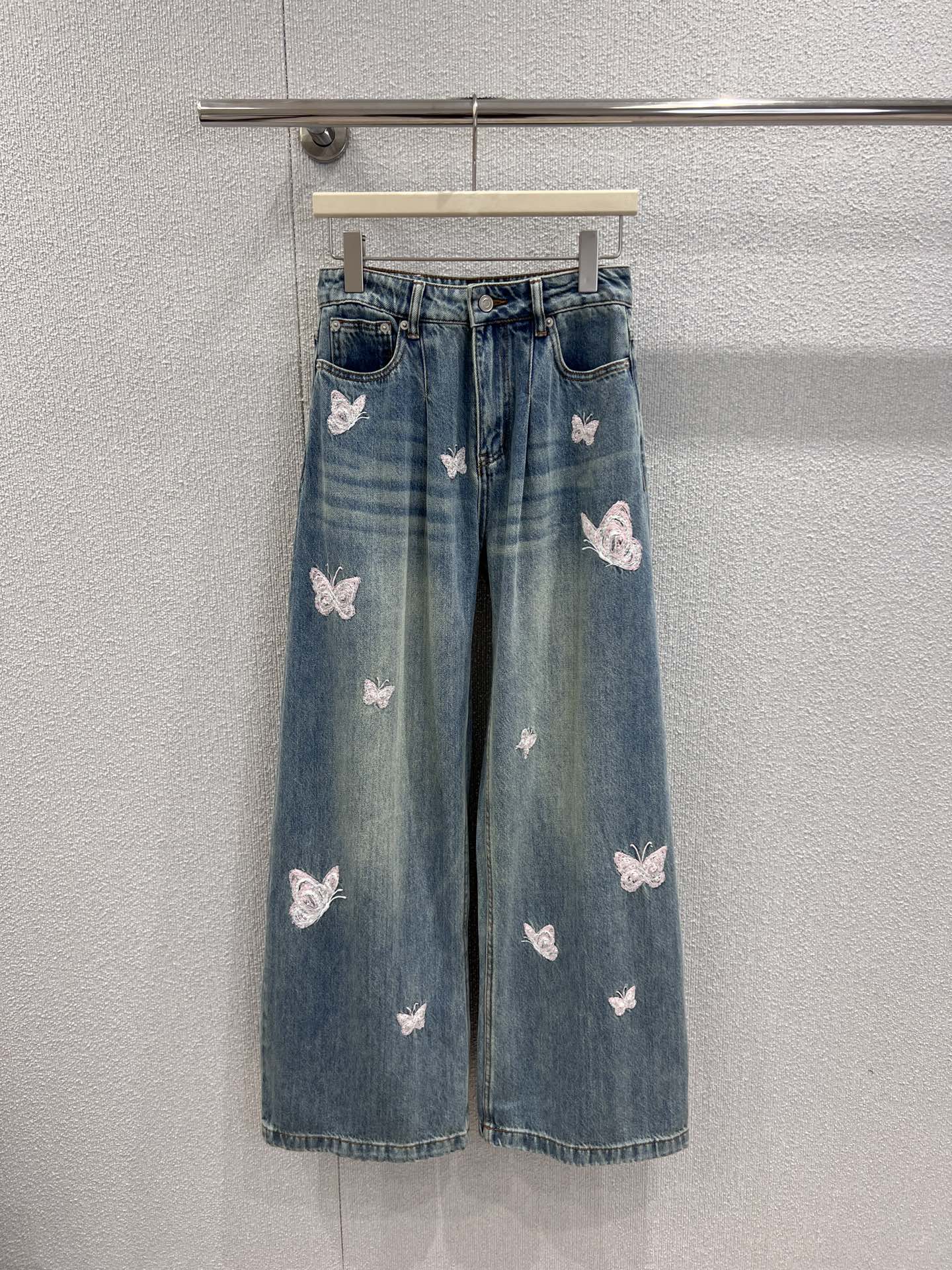 NO:665958,Support exchange of ANN ANDELMAN 25Fw new autumn and winter embroidered butterfly scimitar jeans丨exclusively developed by yb!  Top quality production!  Lightly washed denim outlines the loose scimitar trousers, and pink butterfly embroidery is scattered on the trousers. The sweet and cool collision breaks up the dullness of autumn and winter. Casually paired with a knitted cardigan or short sweatshirt, it is an eye-catching street atmosphere. Ready-made S/M/L real shot details, hoodie, sweatshirts, jeans,  19860909支持换款 ANN ANDELMAN 25Fw秋冬新款 绣花蝴蝶弯刀牛仔裤丨独家yb开发！顶级高版出品！浅洗水牛仔布勾勒出松弛的弯刀裤型,粉调蝴蝶绣花散落裤身,甜酷碰撞间揉碎秋冬的沉闷,随性搭针织开衫或短款卫衣,都是一眼吸睛的街头氛围感.现货发售S/M/L实拍细节图,,hoodie,sweatshirts,jeans, ,Women's clothing