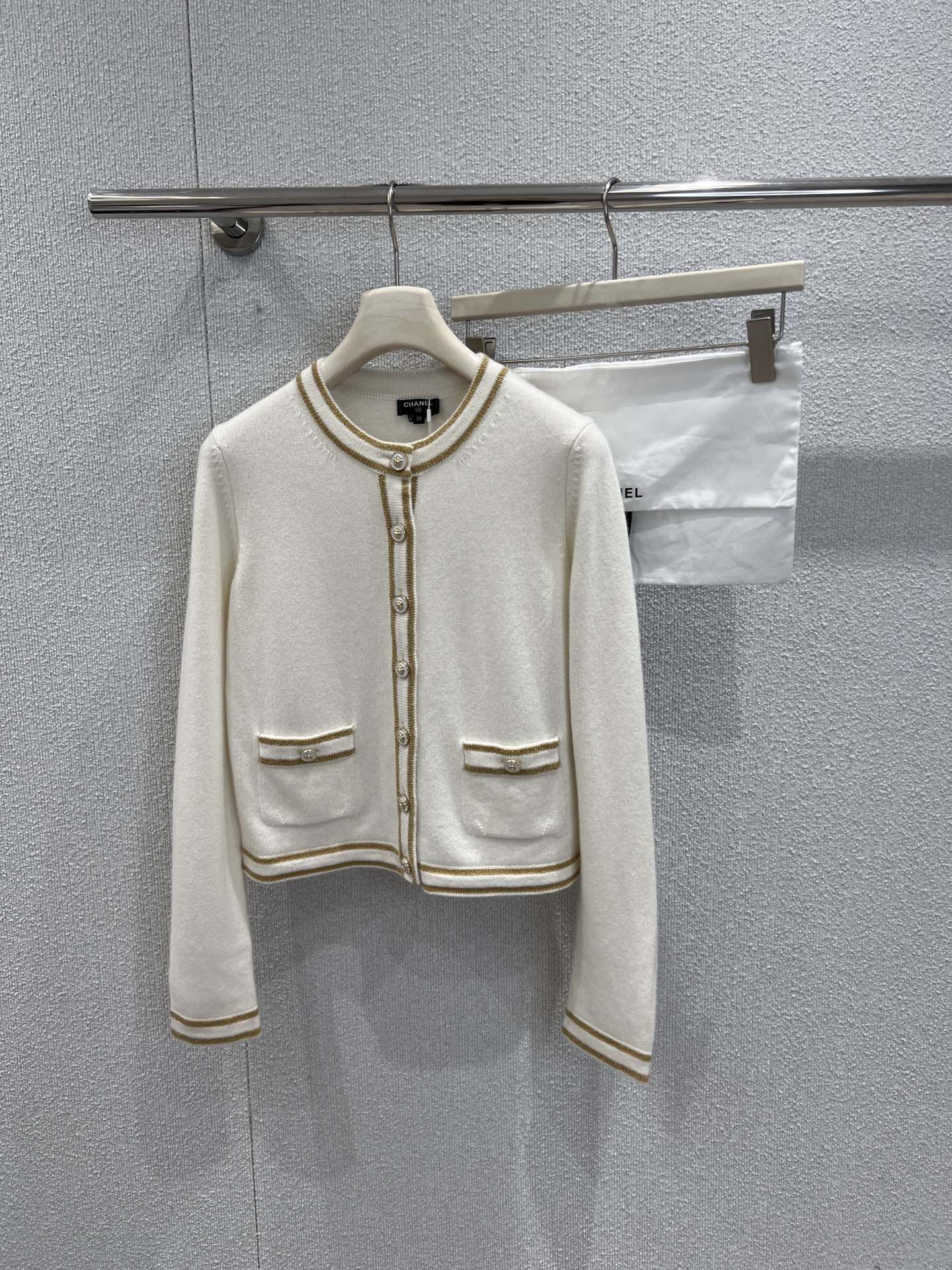 NO:666381,Supports exchange of styles Chanel 26C Advanced Handicraft Series Gold Thread Pocket Short Round Neck Knitted Cardigan丨Exclusively developed by yb!  Top quality production!  The fine cashmere blended fabric is selected, soft and crisp to the touch. The iconic gold thread trim is handmade, and the combination of pockets and metal buttons echoes the brand's classic elements. The short round neck silhouette modifies the shoulder and neck lines. It is a collection-level item in the haute couture series that is both elegant and practical ~ Ready-made S/M/L real shot details, chanel,  19860909支持换款 Chanel 26C高级手工坊系列 金线口袋短款圆领针织开衫丨独家yb开发！顶级高版出品！甄选细腻羊绒混纺面料,触感软糯又挺括.标志性金线镶边由手工打造,口袋与金属纽扣的搭配呼应品牌经典元素,短款圆领廓形修饰肩颈线条,是高定系列中兼具优雅与实穿性的典藏级单品～现货发售S/M/L实拍细节图,,chanel, ,Women's clothing