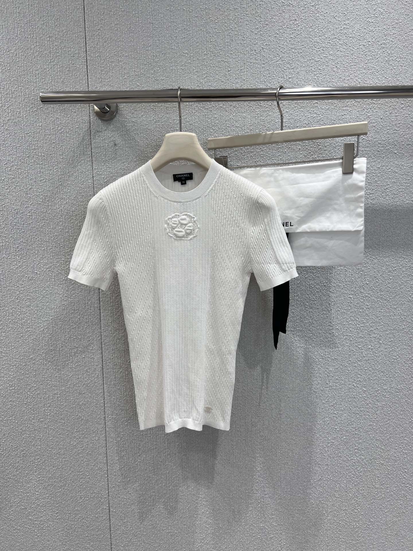 NO:666853,Supports exchange of styles Chan*l 26C Advanced Handicraft Workshop Series Jacquard Slim Short Sleeve Sweater丨Exclusively developed by yb!  Top quality production!  It is the perfect fusion of high-end aesthetics and daily wear. The classic black and white two-tone color adapts to different styles. The delicate vertical pit knitting outlines the graceful figure. The camellia jacquard hides the iconic romance. The slim tailoring fits the body shape but is not tight. It can show the French exquisite style when worn alone. S/M/L real shot details, chanel, T-shirt,  19860909支持换款 Chan*l 26C高级手工坊系列 提花修身短袖针织衫丨独家yb开发！顶级高版出品！是高定美学与日常穿搭的完美融合.经典黑白双色适配不同风格,细腻的竖坑条针织勾勒曼妙身形,山茶花提花暗藏标志性浪漫,修身剪裁贴合身形却不紧绷,单穿内搭都能彰显法式精致格调.现货发售S/M/L实拍细节图,,chanel,T-shirt, ,Women's clothing