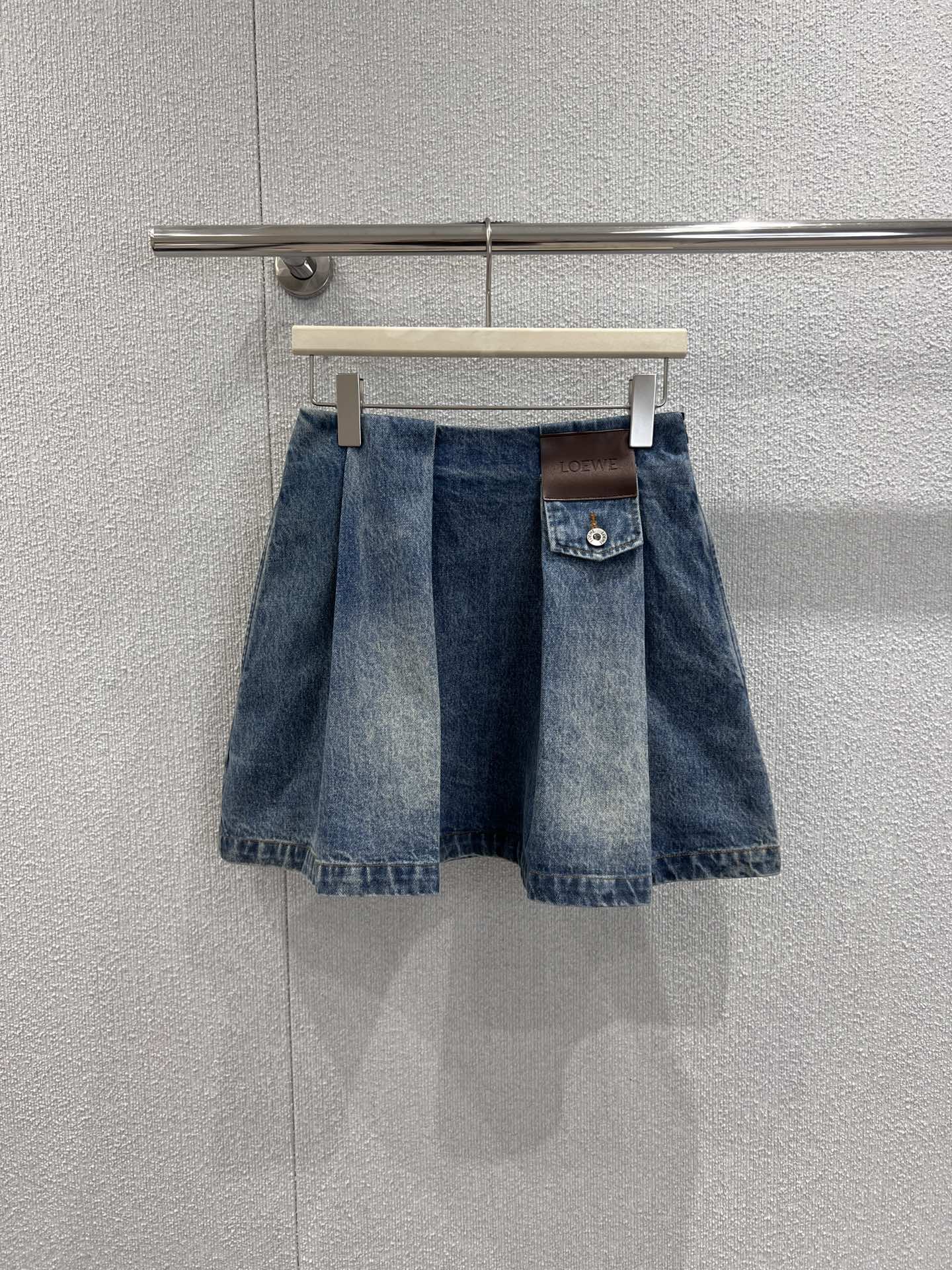 NO:666387,Supports exchange Loew* 26Ss early spring new style classic denim pleated skirt丨exclusively developed by yb!  Top quality production!  Selected washed denim fabric, with a retro and distressed texture, iconic three-dimensional pleated tailoring, outlines a smart A-line skirt, easily modifies the crotch line, and shows a girlish sense of playfulness when walking; the leather logo on the side is matched with metal buttons, and the details highlight the brand style, retro and modern collide to create a unique charm. Ready-made S/M/L real shot details, loewe, skirts,  19860909支持换款 Loew* 26Ss早春新款 经典丹宁牛仔百褶短裙丨独家yb开发！顶级高版出品！甄选水洗牛仔面料,自带复古做旧质感,标志性立体百褶剪裁,勾勒出灵动A字裙摆,轻松修饰胯部线条,行走间尽显少女俏皮感；侧边皮质标章搭配金属纽扣,细节处彰显品牌格调,复古与摩登碰撞出独特魅力.现货发售S/M/L实拍细节图,,loewe,skirts, ,Women's clothing