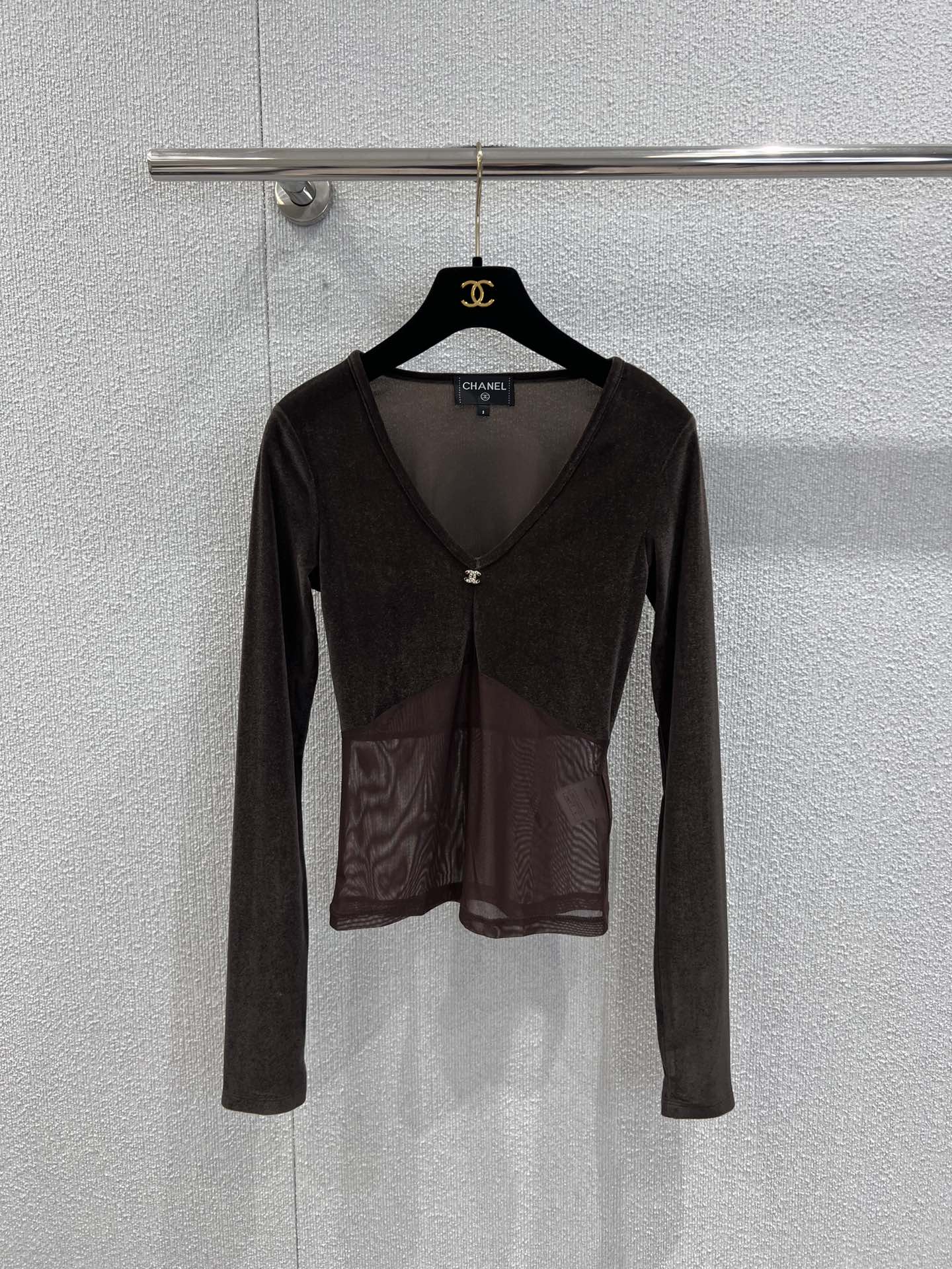 NO:666377,Support exchange Chane* 26SS early spring new mesh stitching tight V-neck bottoming T-shirt丨Exclusive high-end version!  Selected fine velvet and light mesh splicing, soft to the touch and layered. The iconic small metal logo is embellished on the neckline, low-key highlighting the brand texture; V-neck + tight tailoring modify the body shape, black and brown colors are suitable for different dressing styles, it is an exquisite foundation tool for early spring wardrobe ~ Ready-made S/M/L real shot details, chanel, tees, t-shirt,  19860909支持换款Chane* 26SS早春新款 网纱拼接紧身V领打底T恤丨独家高版出品！甄选细腻丝绒与轻薄网纱拼接,触感柔软又有层次感.标志性金属小logo点缀领口,低调彰显品牌质感；V领+紧身剪裁修饰身形,黑棕两色适配不同穿搭风格,是早春衣橱的精致打底利器～现货发售S/M/L实拍细节图,,chanel,tees，t-shirt, ,Women's clothing