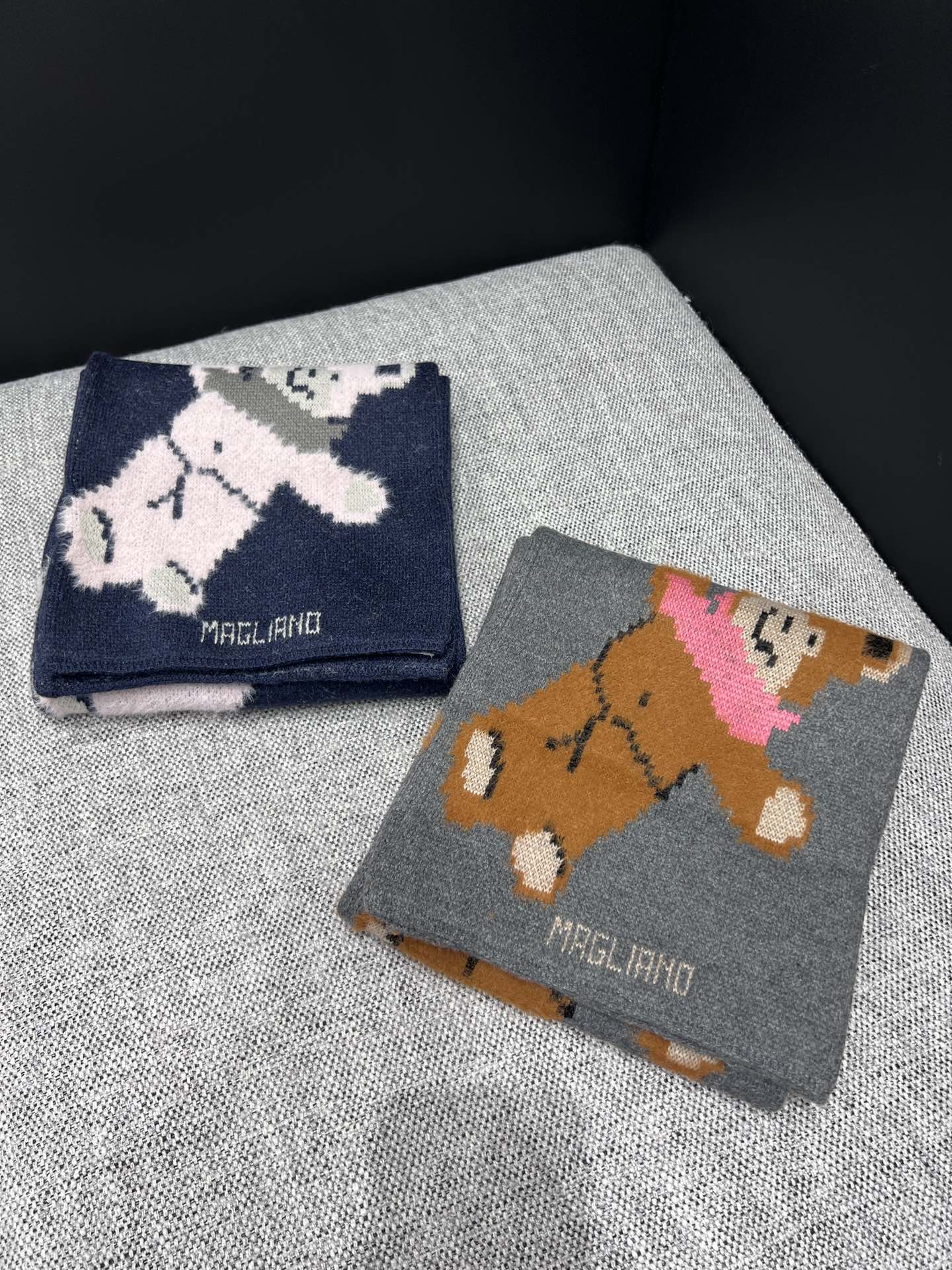 NO:666393,Supports exchange Maglia*o 25FW new autumn and winter bear scarf丨Exclusive high-end version!  It’s so touching to a girl’s heart!  The three-dimensional flocking bear pattern is super textured, the contrasting gray and brown colors are gentle and retro, and the navy blue, pink and white model has a sweet and cool atmosphere~ The soft and waxy knitted fabric is skin-friendly and warm. It is the perfect finishing touch whether worn with a coat, a sweater or a knitted cardigan. It is the ceiling accessory for autumn and winter atmosphere!  Ready for sale, one size fits all (F), real shot details,,hoodie,sweatshirts, 19860909支持换款 Maglia*o 25FW秋冬新款 小熊围巾丨独家高版出品！太戳少女心！立体植绒小熊图案超有质感,灰棕撞色温柔又复古,藏蓝粉白款则自带甜酷氛围～软糯针织面料亲肤又保暖,不管搭大衣、卫衣还是针织开衫都超点睛,秋冬氛围感配饰天花板就是它！现货发售 均码(F)实拍细节图,,hoodie,sweatshirts, ,Women's clothing