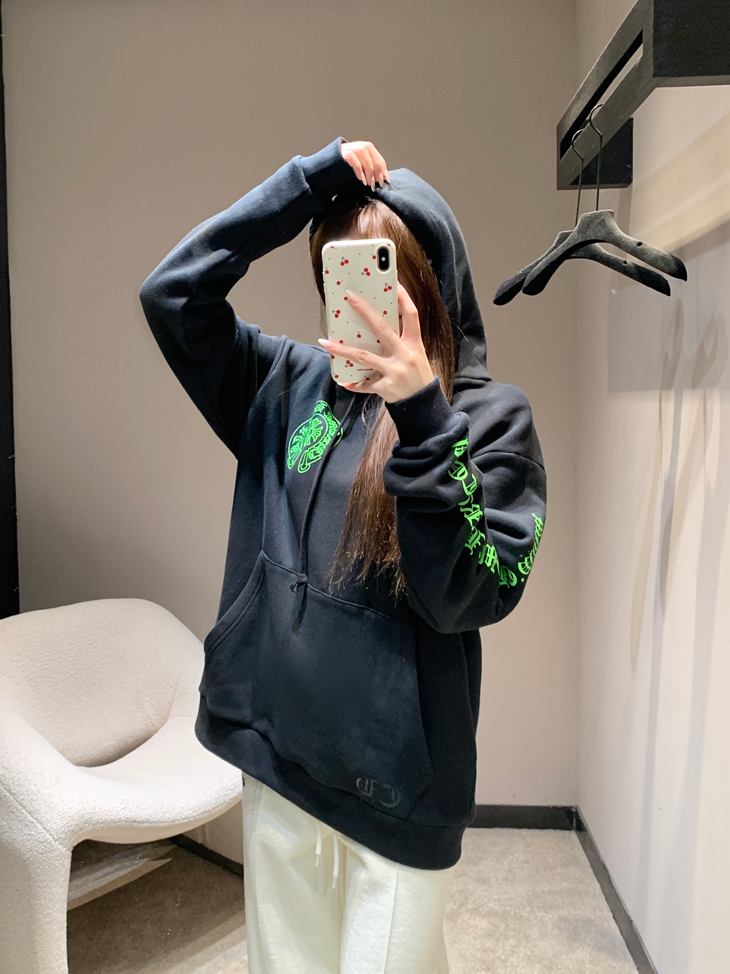 NO:666400,Chorme heart* 26Ss early spring new cross horseshoe print logo hooded sweatshirt | Exclusively developed by yb!  High quality production!  The classic cross and horseshoe print is presented in fluorescent green contrasting colors, and the black background makes the logo very eye-catching~ The loose fit is not flattering on the body shape, and the hooded design has a lazy feel. It is very stylish to wear alone or layered in early spring. It is a must-have for girls with a Crocodile heart!  Available in stock S/M/L,,chrome hearts,hoodie,sweatshirts,hats, 19860909Chorme heart* 26Ss早春新款 十字架马蹄印花logo连帽卫衣丨独家yb开发！高版出品！经典十字架马蹄印花以荧光绿撞色呈现,黑底衬得logo超吸睛～宽松版型不挑身材,连帽设计自带慵懒感,早春单穿、叠穿都超有范儿,克罗心女孩必入款！现货发售S/M/L,,chrome hearts,hoodie,sweatshirts,hats, ,Women's clothing