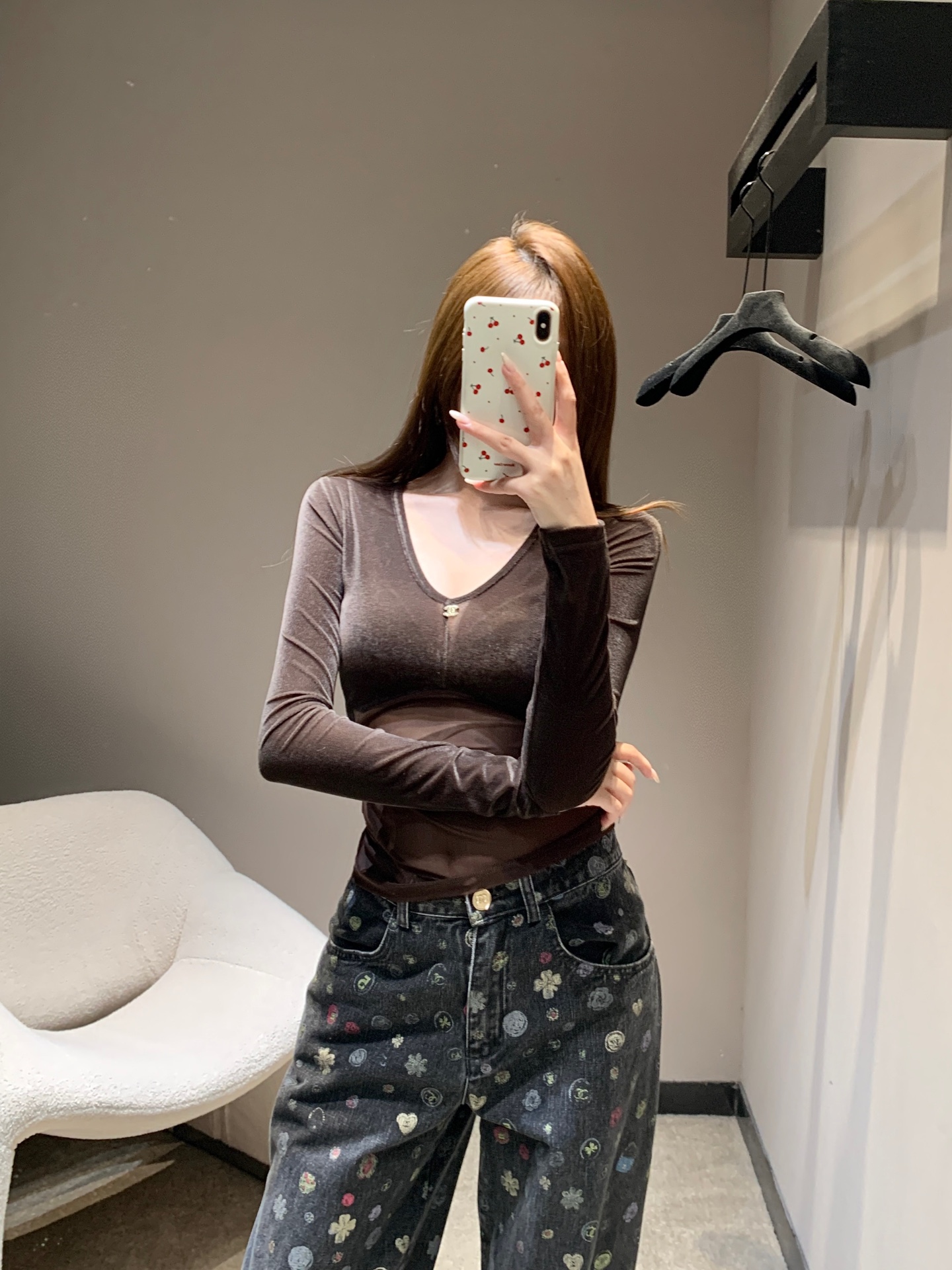 NO:666378,Chane* 26SS early spring new mesh stitching tight V-neck bottoming T-shirt丨Exclusive high-end version!  Selected fine velvet and light mesh splicing, soft to the touch and layered. The iconic small metal logo is embellished on the neckline, low-key highlighting the brand texture; the V-neck + tight tailoring modifies the body shape, and the black and brown colors are suitable for different dressing styles. It is an exquisite base for the early spring wardrobe ~ Available now S/M/L,, chanel, tees, t-shirt,  19860909Chane* 26SS早春新款 网纱拼接紧身V领打底T恤丨独家高版出品！甄选细腻丝绒与轻薄网纱拼接,触感柔软又有层次感.标志性金属小logo点缀领口,低调彰显品牌质感；V领+紧身剪裁修饰身形,黑棕两色适配不同穿搭风格,是早春衣橱的精致打底利器～现货发售S/M/L,,chanel,tees，t-shirt, ,Women's clothing