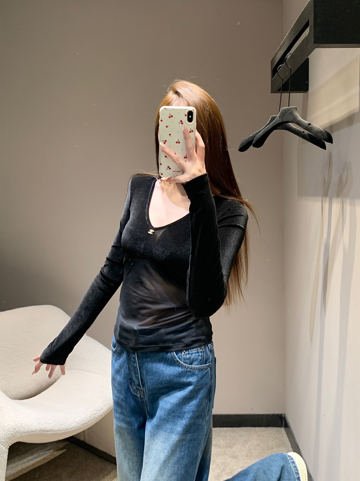 NO:666385,Chane* 26SS early spring new mesh stitching tight V-neck bottoming T-shirt丨Exclusive high-end version!  Selected fine velvet and light mesh splicing, soft to the touch and layered. The iconic small metal logo is embellished on the neckline, low-key highlighting the brand texture; the V-neck + tight tailoring modifies the body shape, and the black and brown colors are suitable for different dressing styles. It is an exquisite base for the early spring wardrobe ~ Available now S/M/L,, chanel, tees, t-shirt,  19860909Chane* 26SS早春新款 网纱拼接紧身V领打底T恤丨独家高版出品！甄选细腻丝绒与轻薄网纱拼接,触感柔软又有层次感.标志性金属小logo点缀领口,低调彰显品牌质感；V领+紧身剪裁修饰身形,黑棕两色适配不同穿搭风格,是早春衣橱的精致打底利器～现货发售S/M/L,,chanel,tees，t-shirt, ,Women's clothing