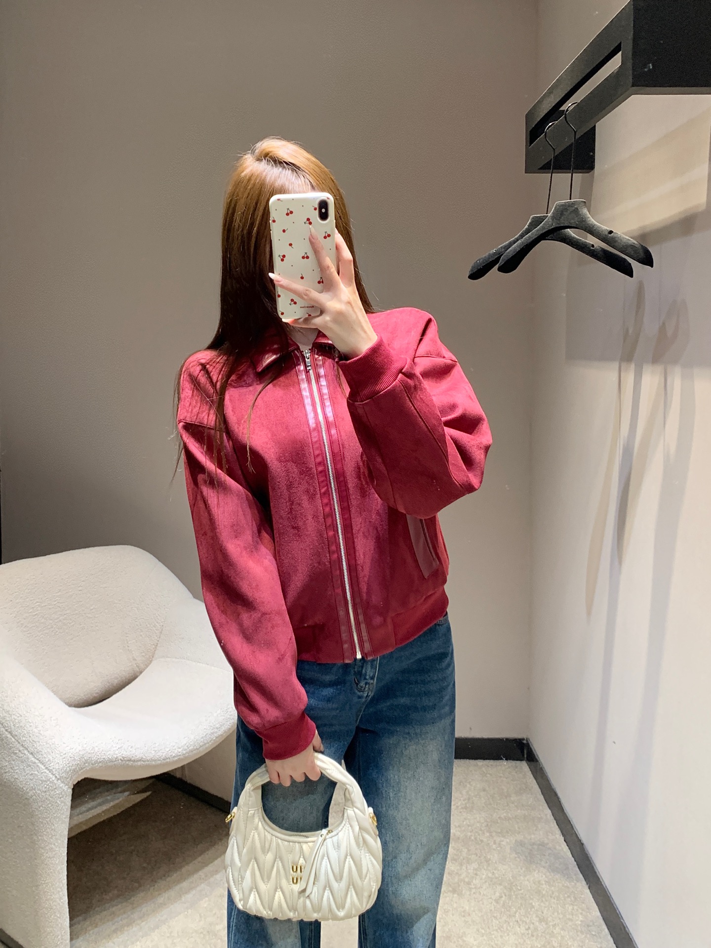 NO:666347,Herm* 25Fw new autumn and winter Angora red suede textured zipper jacket | Exclusively developed by yb!  High quality production!  It has a high-end matte texture, and the burgundy tone makes the skin look cool and white. The neat zipper design is matched with a leather-wrapped neckline, and the loose shoulder cut hides the flesh and shows aura. It can be worn alone and layered to support the texture of autumn and winter. Ready for sale S/M/L,, hermes, jackets & coats, jackets & coats, chamois leather,  19860909Herm* 25Fw秋冬新款 安哥拉红麂皮质感拉链夹克外套丨独家yb开发！高版出品！自带高级哑光肌理,酒红调衬得肤色冷白皮既视感拉满.利落的拉链设计搭配皮质包边领口,宽松落肩剪裁藏肉又显气场,单穿叠搭都能撑起秋冬穿搭的质感腔调.现货发售S/M/L,,hermes,jackets & coats,jackets & coats,chamois leather, ,Women's clothing