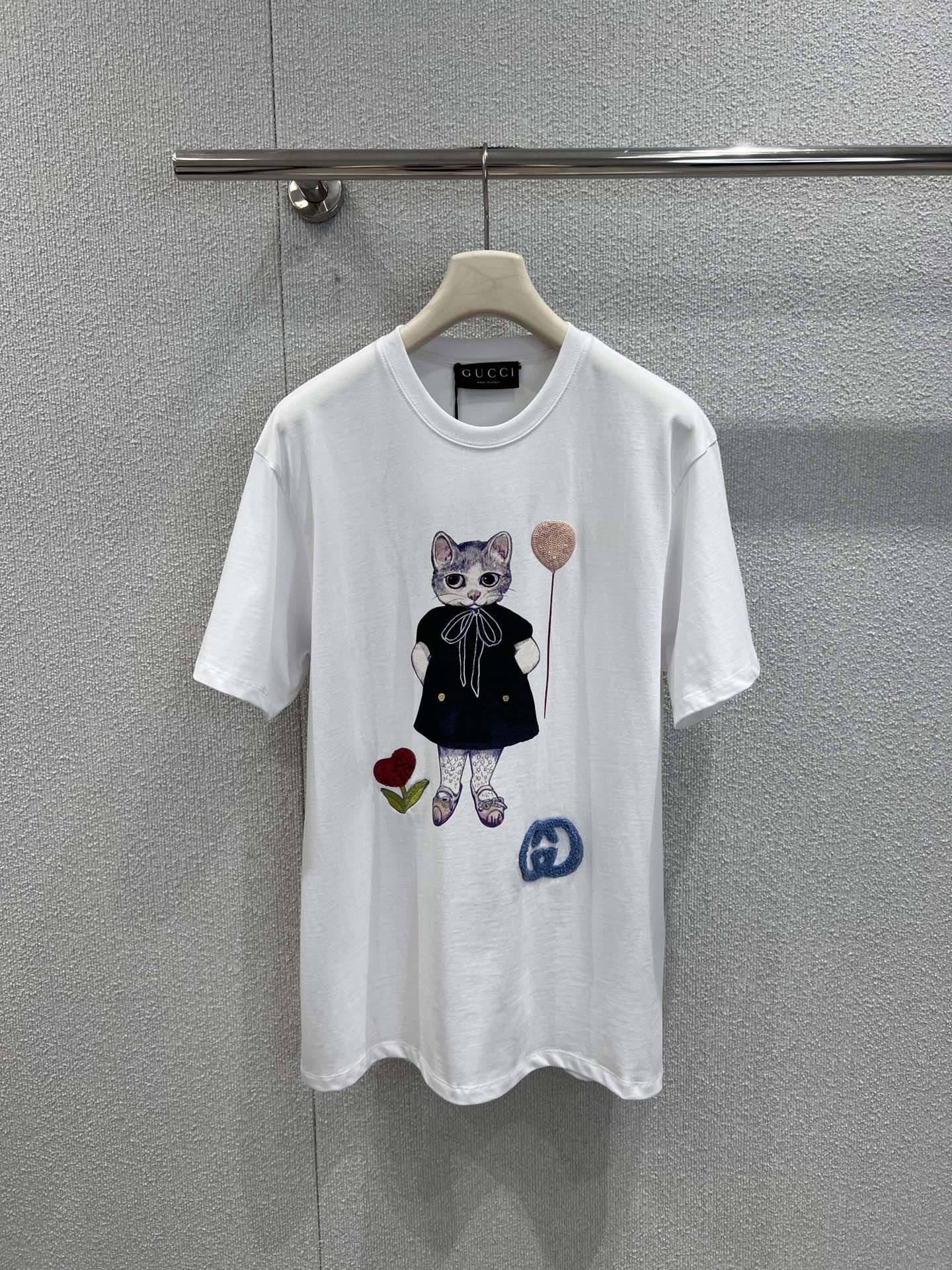 NO:666361,Support exchange for Gu*ci 26SS new early spring cat print T-shirt丨exclusively developed by yb!  High quality production!  Combining childishness and luxury brand style just right. The cute cat pattern is matched with three-dimensional embroidery decoration, and the details of sequins and bead embroidery make the white/black basic model instantly stand out. The loose round neck tailoring is not flattering on the body shape, and it is the finishing touch of the early spring look when worn alone. S/M/L real shot details of ready-made items, tees, t-shirts,  19860909支持换款Gu*ci 26SS早春新款 猫咪印花T恤丨独家yb开发！高版出品！把童趣与奢牌格调揉得恰到好处.萌趣的猫咪图案搭配立体刺绣装饰,亮片与珠绣的细节让白/黑两色基础款瞬间出彩,宽松的圆领剪裁不挑身形,单穿内搭都是早春造型的点睛之笔.现货发售S/M/L实拍细节图,,tees，t-shirt, ,Women's clothing