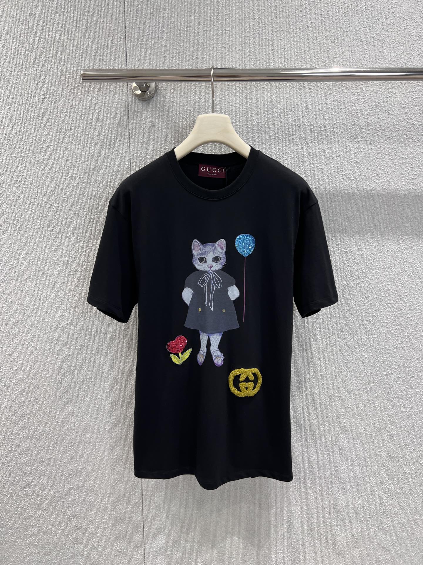 NO:666357,Support exchange for Gu*ci 26SS new early spring cat print T-shirt丨exclusively developed by yb!  High quality production!  Combining childishness and luxury brand style just right. The cute cat pattern is matched with three-dimensional embroidery decoration, and the details of sequins and bead embroidery make the white/black basic model instantly stand out. The loose round neck tailoring is not flattering on the body shape, and it is the finishing touch of the early spring look when worn alone. S/M/L real shot details of ready-made items, tees, t-shirts,  19860909支持换款Gu*ci 26SS早春新款 猫咪印花T恤丨独家yb开发！高版出品！把童趣与奢牌格调揉得恰到好处.萌趣的猫咪图案搭配立体刺绣装饰,亮片与珠绣的细节让白/黑两色基础款瞬间出彩,宽松的圆领剪裁不挑身形,单穿内搭都是早春造型的点睛之笔.现货发售S/M/L实拍细节图,,tees，t-shirt, ,Women's clothing