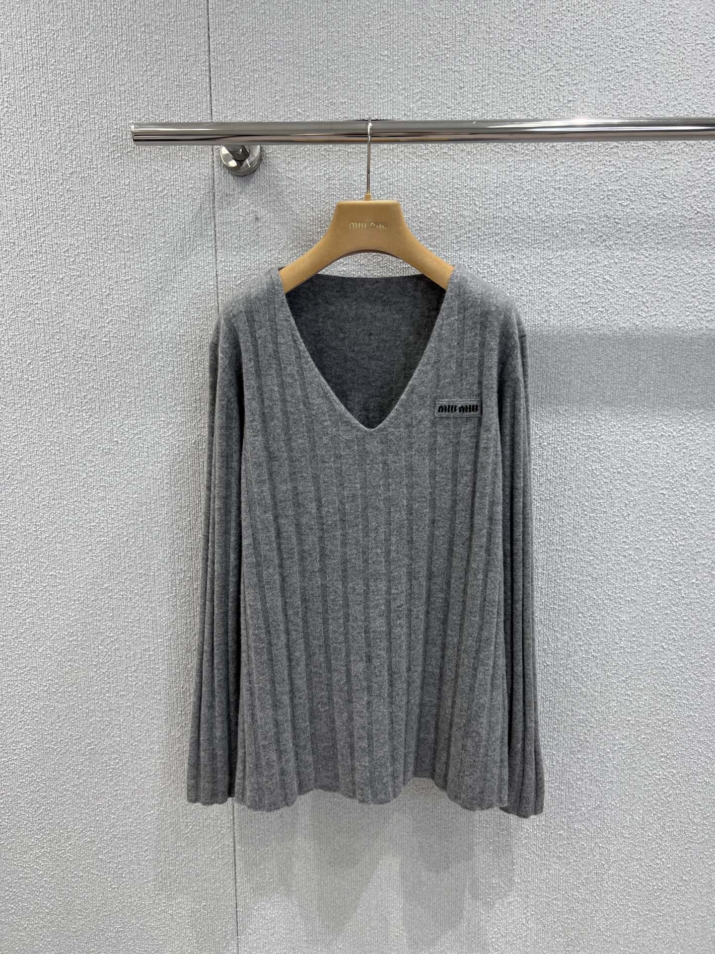 NO:666353,Supports exchange MiuMi* 25FW new autumn and winter wool cashmere blended V-neck sweater丨Exclusively developed by yb!  Top quality production!  The right balance between gentleness and sweetness. The delicate pitted knitted texture is paired with wool and cashmere blended fabric, which is soft, skin-friendly and textured; the large V-neck design slightly exposes the collarbone, and the loose version hides the flesh casually. It can be worn with skirts and jeans to give the lazy and delicate feeling of a miu girl. Ready-made S/M/L real shot details,, miumiu, skirts, jeans, sweaters,  19860909支持换款 MiuMi* 25FW秋冬新款 羊毛羊绒混纺V领毛衣丨独家yb开发！顶级高版出品！把温柔与甜酷平衡得恰到好处.细腻的坑条针织肌理搭配羊毛羊绒混纺面料,软糯亲肤又有质感；大V领设计微露锁骨,宽松的版型藏肉随性,搭半裙、牛仔裤都能穿出miu系少女的慵懒精致感.现货发售S/M/L实拍细节图,,miumiu,skirts,jeans,sweaters, ,Women's clothing