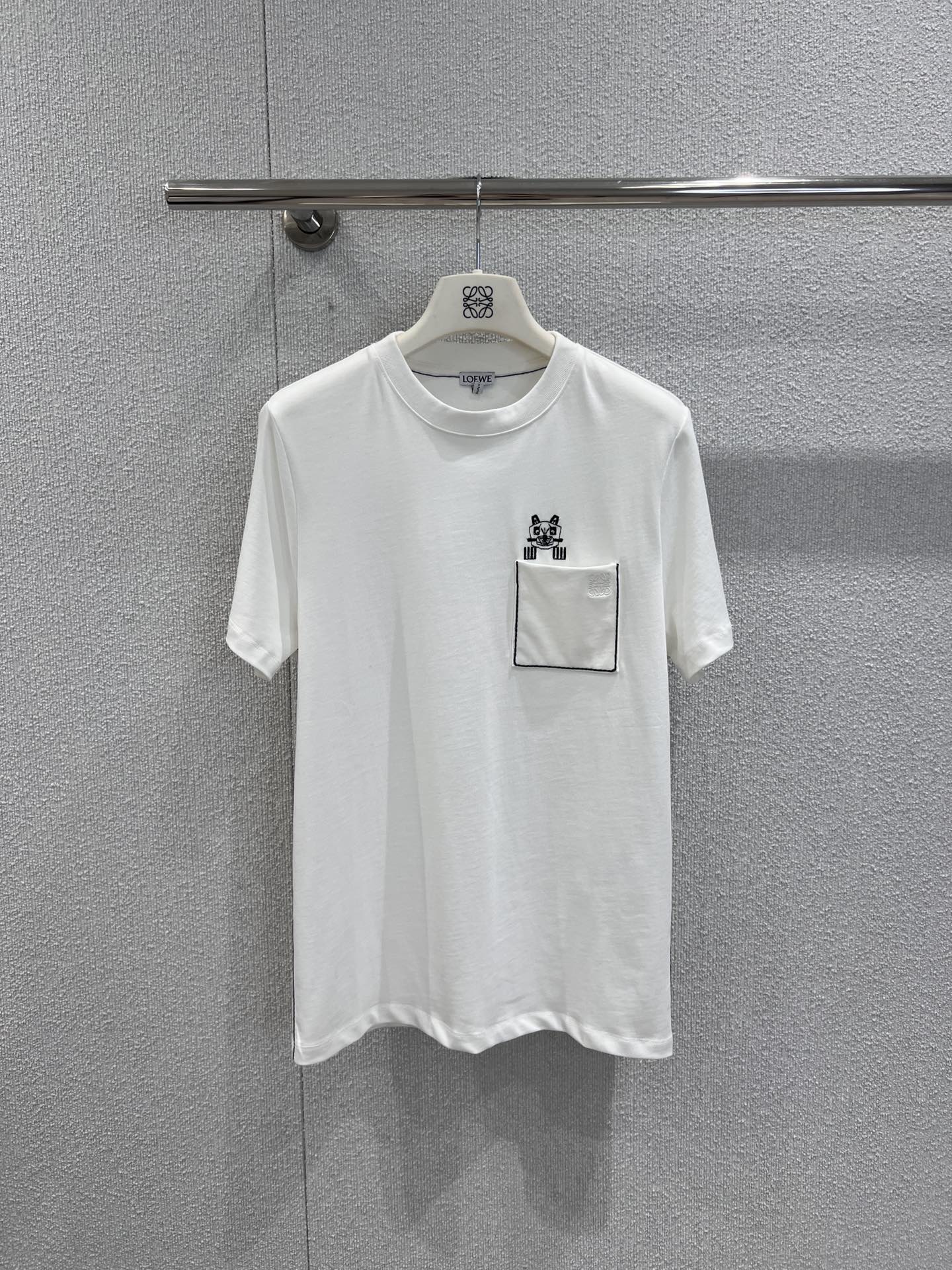 NO:666850,Supports exchange of styles. Loew*  Top quality production!  It is made of high-count pure cotton fabric, which is soft but not slumped, breathable, skin-friendly and not stuffy. It has three-dimensional cat embroidery on the chest + contrasting topstitch pockets, and black chain embroidery on the edge of the pocket + side decorative strips, which gives it a sweet and cool feeling. It has a regular loose fit and can hide your body regardless of your body shape. It is suitable for daily commuting and going out on the street!  Ready sale S/M/L real shot details,,louis vuitton,loewe,T-shirt,tees,t-shirt, 19860909支持换款 Loew* x Louis Wain联名新款 口袋喵咪刺绣常规版型短袖T恤丨独家yb开发！顶级高版出品！选用高支纯棉面料,软而不塌,透气亲肤不闷汗,胸前立体猫咪刺绣+撞色明线口袋,口袋边缘的黑色锁链绣+侧边装饰条,甜酷感直接拉满,常规宽松版型,不挑身形还能藏肉,日常通勤、出街都适配！现货发售S/M/L实拍细节图,,louis vuitton,loewe,T-shirt,tees，t-shirt, ,Women's clothing