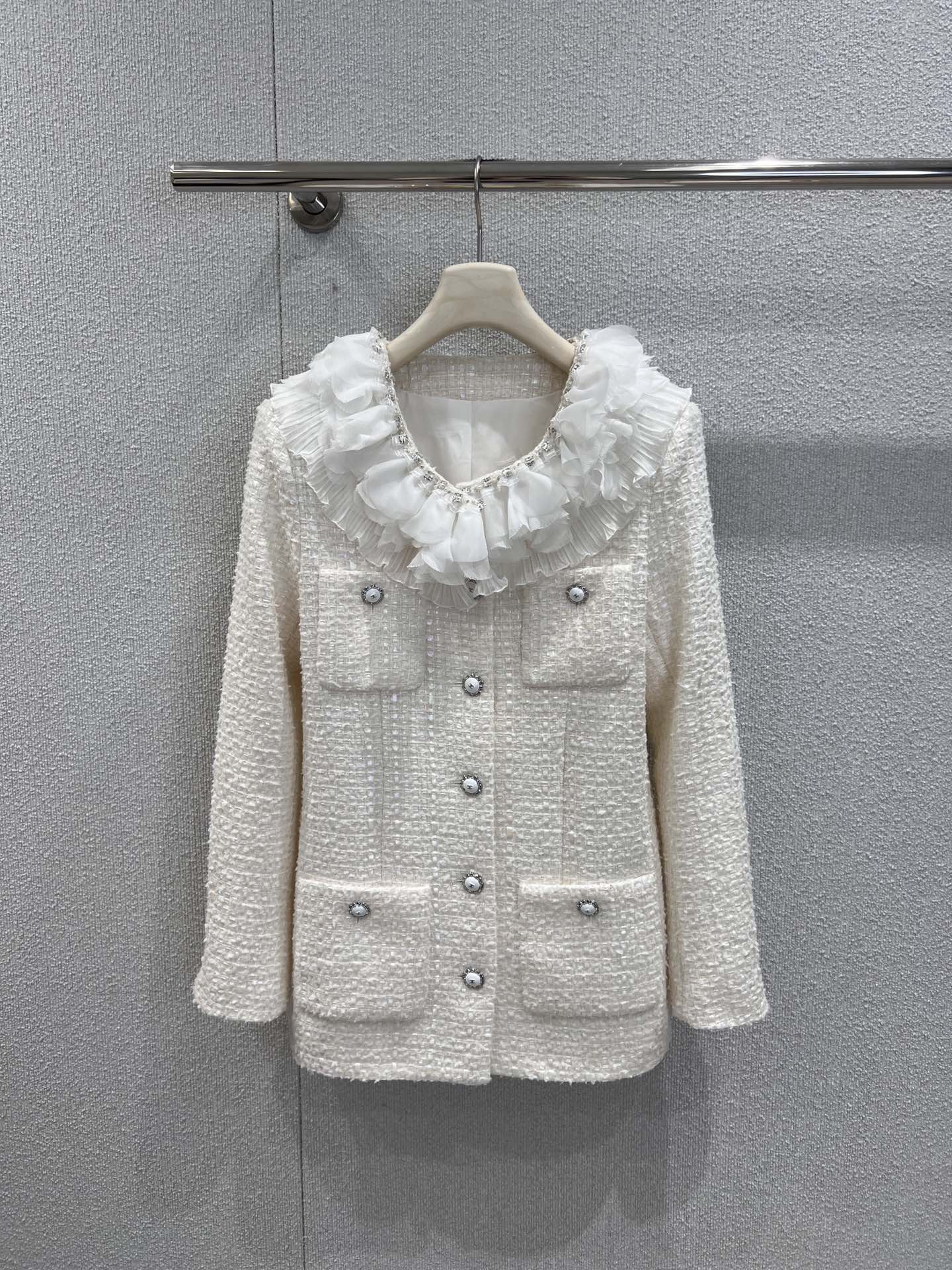 NO:666849,Shorts and jackets support exchange. Chan*l 25K Advanced Handicraft Workshop Series White Flower Petal Collar Four-Pocket Tweed Jacket + Shorts Set丨Exclusively developed by yb!  High quality production!  It is a concrete expression of French haute couture aesthetics. The three-dimensional flower petal collar is romantic and smart, the classic four-pocket design is paired with shiny metal buttons, and the white tweed fabric has a delicate and textured texture; the combination of short jacket + shorts of the same material optimizes body proportions, making it easy to wear an elegant and playful haute couture style. Ready-made S/M/L real shot details, chanel, shorts, jackets & coats,  19860909短裤 外套支持换款Chan*l 25K 高级手工坊系列 白色花朵花瓣领四口袋花呢外套+短裤套装丨独家yb开发！高版出品！是法式高定美学的具象化表达.立体的花朵花瓣领浪漫又灵动,经典四口袋设计搭配闪耀金属纽扣,白色花呢面料肌理精致且富有质感；短款外套+同料短裤的组合优化身材比例,轻松穿出优雅与俏皮兼具的高定格调.现货发售S/M/L实拍细节图,,chanel,shorts,jackets & coats, ,Women's clothing