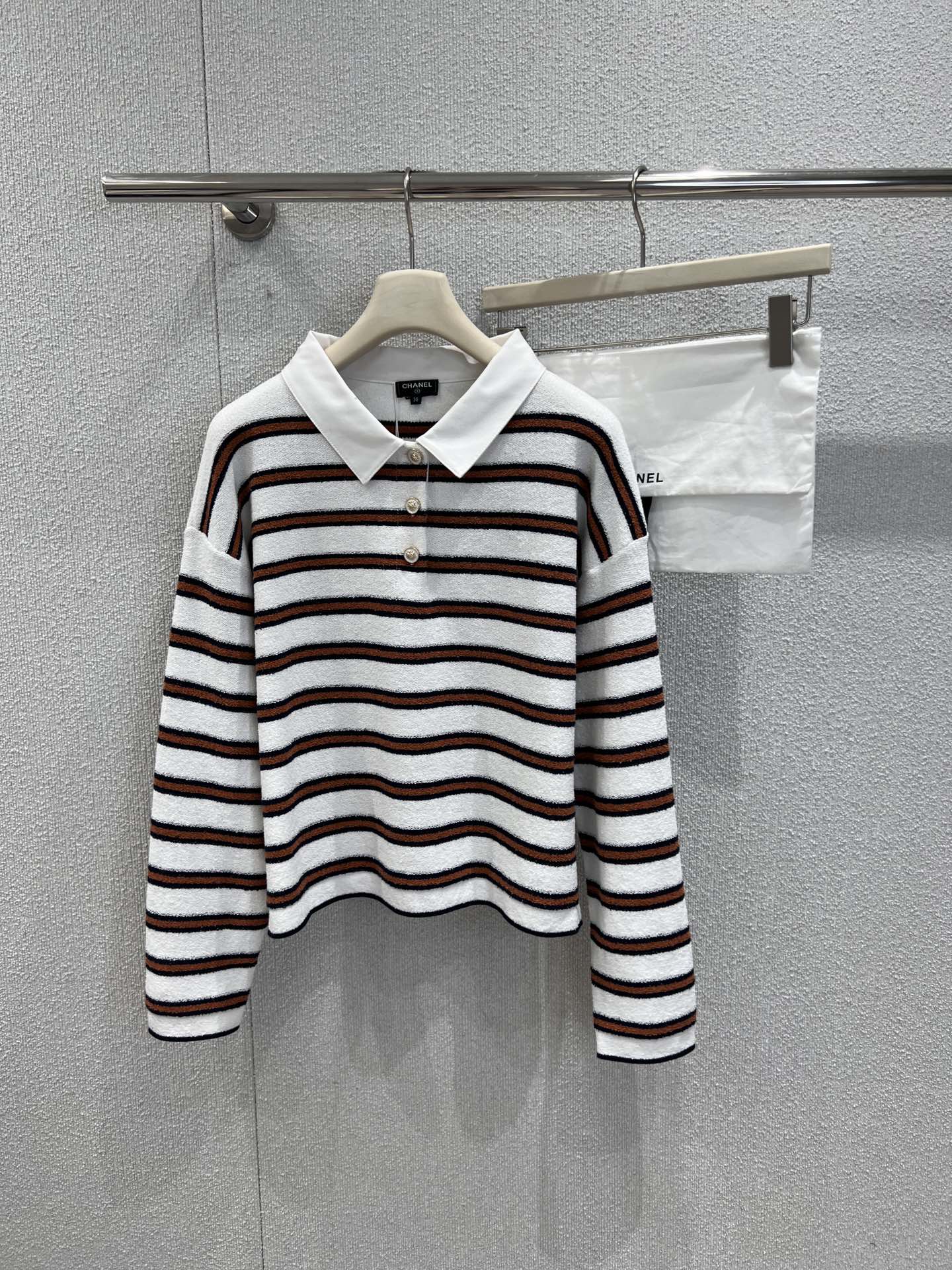NO:666812,Supports exchange Cha*el 26C Advanced Handicraft Workshop Striped Polo Shirt丨Exclusively developed by yb!  Top quality production!  The classic black and white brown stripes collide with the French Polo collar, and the loose tailoring is lazy and casual. The soft and waxy texture is woven with high-end craftsmanship. Paired with a pleated skirt, it is a sweet girl style. Paired with the striped pants of the same series, it can unlock the relaxed feeling. The miu style has a girly feel, a proper high-end luxury daily style ~ Ready-made S/M/L real shot details, miumiu, skirts,  19860909支持换款 Cha*el 26C高级手工坊 条纹Polo衫丨独家yb开发！顶级高版出品！经典黑白棕条纹碰撞法式Polo领,宽松剪裁慵懒又随性.高定工艺织就的软糯质感,搭百褶裙是甜妹范儿,配同系列条纹裤又能解锁松弛感穿搭,miu系少女感拉满,妥妥的高奢日常款～现货发售S/M/L实拍细节图,,miumiu,skirts, ,Women's clothing