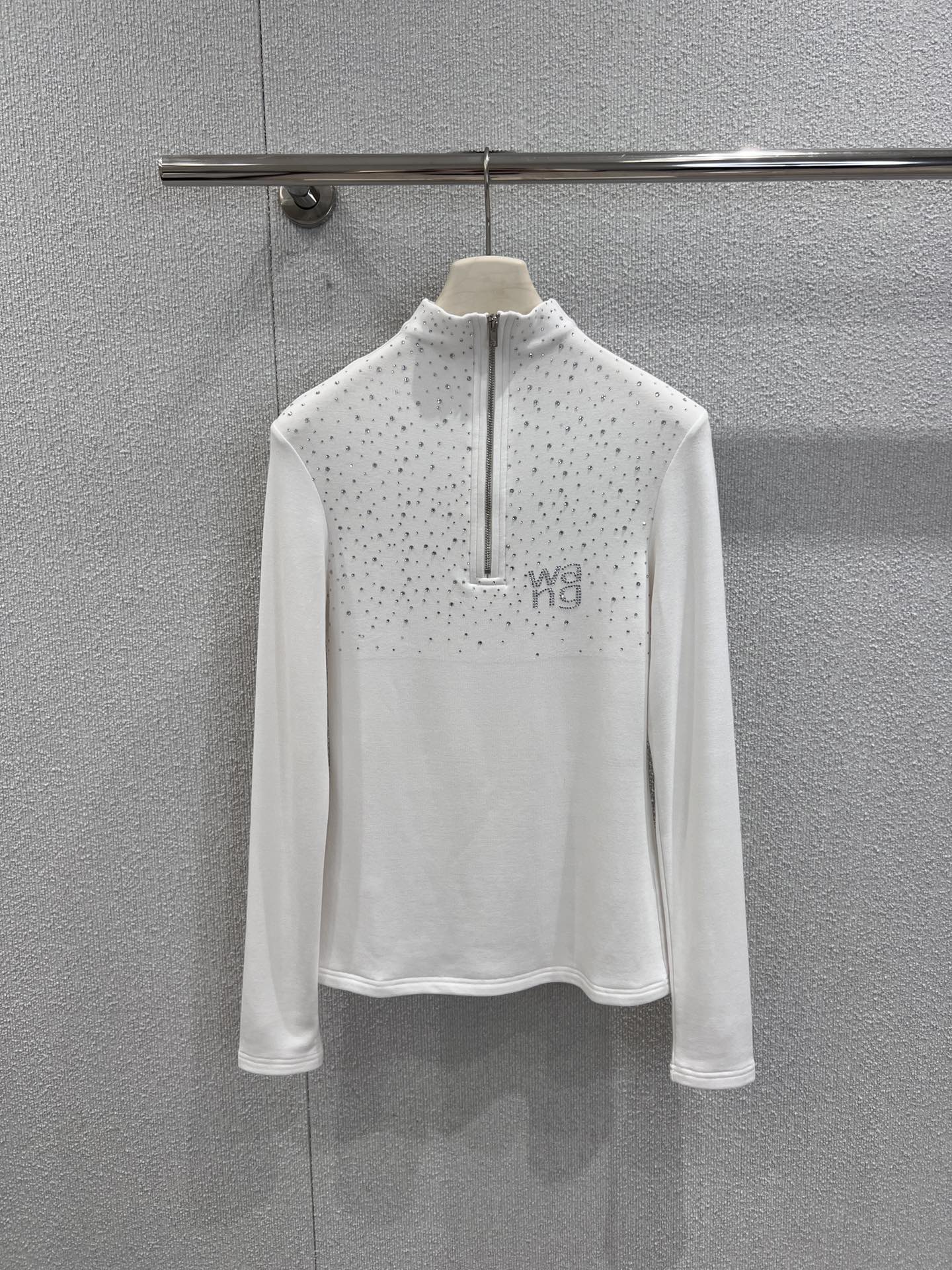 NO:666832,Supports exchange of Alexandr*r Wang 25Fw new autumn and winter letter hot diamond half-zip long-sleeved bottoming T-shirt | Exclusive high-end version!  It is a must-have item for autumn and winter with a sweet and cool style. The classic black and white two-tone color is versatile and has no choice in style. The delicate knitted fabric is skin-friendly and elastic, and the hot-diamond letters sparkle in the light. The half-zip stand-up collar design can freely adjust the neckline shape, and the slim tailoring outlines the body lines. It can be worn inside or outside to capture the king's signature street sophistication. Ready for sale S/M/L real shot details,,  , tees, t-shirt,  19860909支持换款Alexand*r Wang 25Fw秋冬新款 字母烫钻半拉链长袖打底T恤衫丨独家高版出品！是甜酷风的秋冬刚需单品.经典黑白双色百搭不挑风格,细腻的针织面料亲肤又有弹性,烫钻字母在光线下闪耀吸睛；半拉链立领设计可自由调节领口形态,修身剪裁勾勒身形线条,内搭外穿都能拿捏大王标志性的街头精致感.现货发售S/M/L实拍细节图,, ,tees，t-shirt, ,Women's clothing