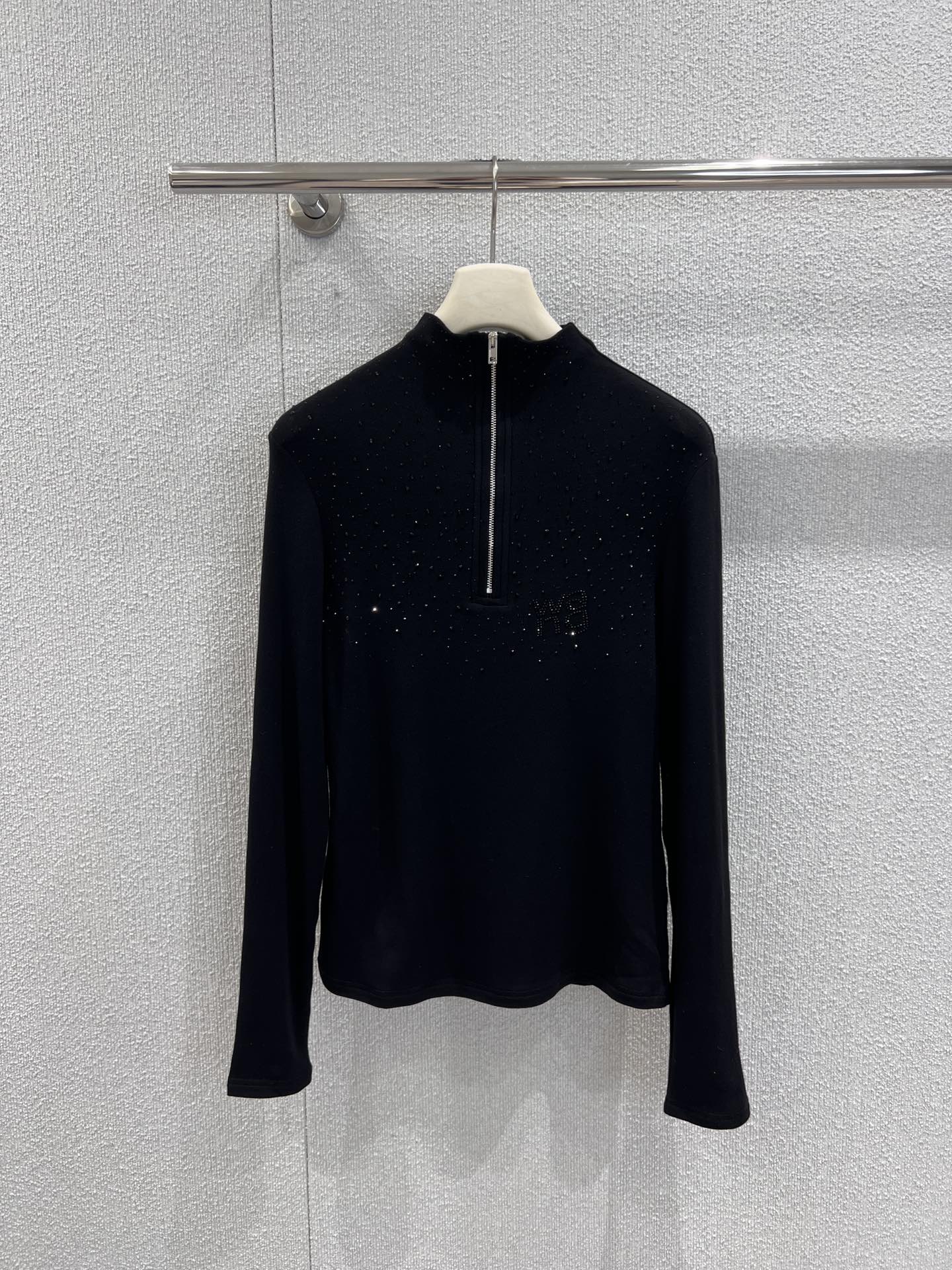 NO:666856,Supports exchange of Alexandr*r Wang 25Fw new autumn and winter letter hot diamond half-zip long-sleeved bottoming T-shirt | Exclusive high-end version!  It is a must-have item for autumn and winter with a sweet and cool style. The classic black and white two-tone color is versatile and has no choice in style. The delicate knitted fabric is skin-friendly and elastic, and the hot-diamond letters sparkle in the light. The half-zip stand-up collar design can freely adjust the neckline shape, and the slim tailoring outlines the body lines. It can be worn inside or outside to capture the king's signature street sophistication. Ready for sale S/M/L real shot details,,  , tees, t-shirt,  19860909支持换款Alexand*r Wang 25Fw秋冬新款 字母烫钻半拉链长袖打底T恤衫丨独家高版出品！是甜酷风的秋冬刚需单品.经典黑白双色百搭不挑风格,细腻的针织面料亲肤又有弹性,烫钻字母在光线下闪耀吸睛；半拉链立领设计可自由调节领口形态,修身剪裁勾勒身形线条,内搭外穿都能拿捏大王标志性的街头精致感.现货发售S/M/L实拍细节图,, ,tees，t-shirt, ,Women's clothing