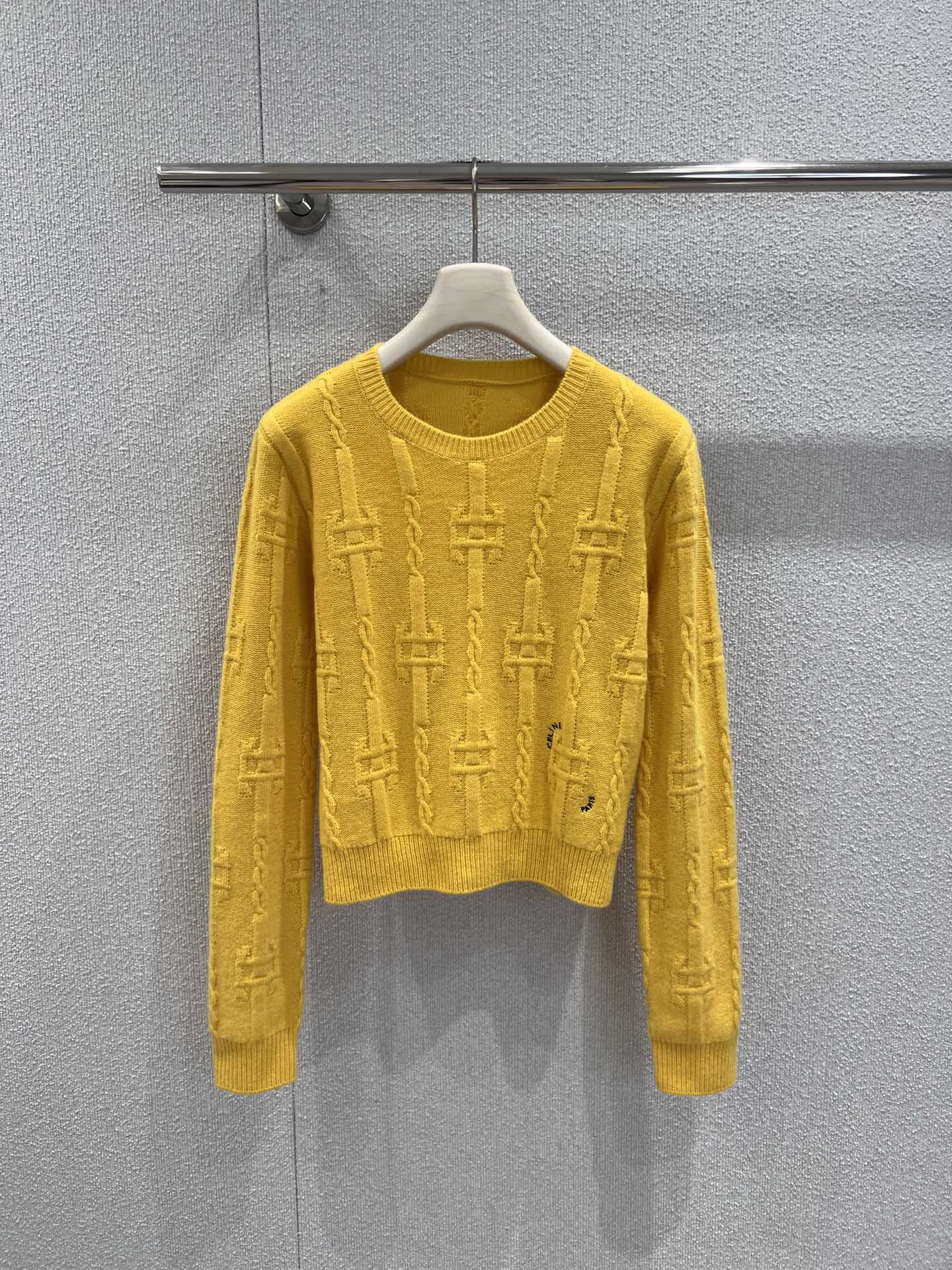 NO:666825,Supports exchange Celin*26Ss early spring new three-color chain cashmere knitted sweater丨Exclusively developed by yb!  Top quality production!  Iconic chain cable knitting technology, classic hardware elements are woven into cashmere, and the three colors of turmeric, camel and navy have their own charms - turmeric is bright and eye-catching, camel is gentle and noble, and navy is low-key and high-end. The soft and waxy cashmere material is skin-friendly and warm, and the short cut can also raise the waistline. Pair it with jeans for an effortless French laziness~ Ready-made S/M/L real shot details, celine,jeans,sweaters,alexander  wang19860909支持换款 Celin*26Ss早春新款 三色锁链羊绒针织毛衣丨独家yb开发！顶级高版出品！标志性锁链绞花针织工艺,把经典五金元素织进羊绒里,姜黄、驼色、藏青三色各有韵味——姜黄明媚吸睛,驼色温柔显贵,藏青低调高级.软糯羊绒材质亲肤又保暖,短款剪裁还能拉高腰线,搭牛仔裤就是毫不费力的法式慵懒感～现货发售S/M/L实拍细节图,,celine,jeans,sweaters, ,Women's clothing