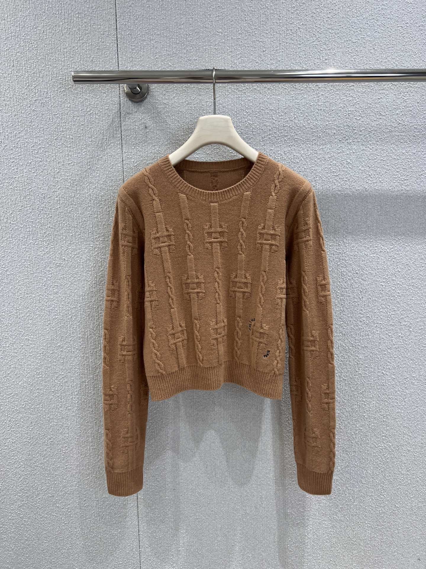 NO:666818,Supports exchange Celin*26Ss early spring new three-color chain cashmere knitted sweater丨Exclusively developed by yb!  Top quality production!  Iconic chain cable knitting technology, classic hardware elements are woven into cashmere, and the three colors of turmeric, camel and navy have their own charms - turmeric is bright and eye-catching, camel is gentle and noble, and navy is low-key and high-end. The soft and waxy cashmere material is skin-friendly and warm, and the short cut can also raise the waistline. Pair it with jeans for an effortless French laziness~ Ready-made S/M/L real shot details, celine,jeans,sweaters,alexander  wang19860909支持换款 Celin*26Ss早春新款 三色锁链羊绒针织毛衣丨独家yb开发！顶级高版出品！标志性锁链绞花针织工艺,把经典五金元素织进羊绒里,姜黄、驼色、藏青三色各有韵味——姜黄明媚吸睛,驼色温柔显贵,藏青低调高级.软糯羊绒材质亲肤又保暖,短款剪裁还能拉高腰线,搭牛仔裤就是毫不费力的法式慵懒感～现货发售S/M/L实拍细节图,,celine,jeans,sweaters, ,Women's clothing