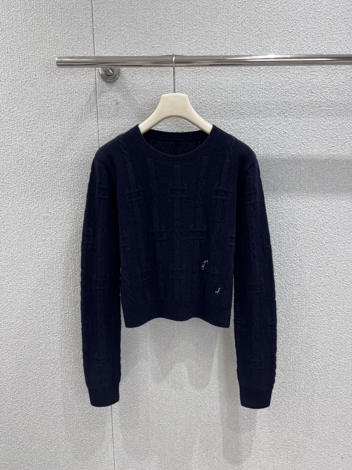 NO:666822,Supports exchange Celin*26Ss early spring new three-color chain cashmere knitted sweater丨Exclusively developed by yb!  Top quality production!  Iconic chain cable knitting technology, classic hardware elements are woven into cashmere, and the three colors of turmeric, camel and navy have their own charms - turmeric is bright and eye-catching, camel is gentle and noble, and navy is low-key and high-end. The soft and waxy cashmere material is skin-friendly and warm, and the short cut can also raise the waistline. Pair it with jeans for an effortless French laziness~ Ready-made S/M/L real shot details, celine,jeans,sweaters,alexander  wang19860909支持换款 Celin*26Ss早春新款 三色锁链羊绒针织毛衣丨独家yb开发！顶级高版出品！标志性锁链绞花针织工艺,把经典五金元素织进羊绒里,姜黄、驼色、藏青三色各有韵味——姜黄明媚吸睛,驼色温柔显贵,藏青低调高级.软糯羊绒材质亲肤又保暖,短款剪裁还能拉高腰线,搭牛仔裤就是毫不费力的法式慵懒感～现货发售S/M/L实拍细节图,,celine,jeans,sweaters, ,Women's clothing