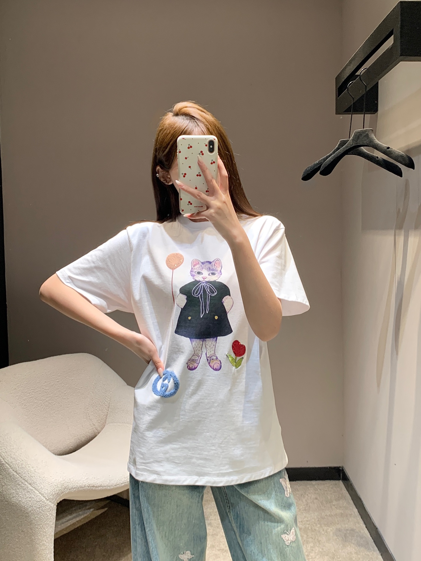 NO:666362,Gu*ci 26SS early spring new cat print T-shirt丨exclusively developed by yb!  High quality production!  Combining childishness and luxury brand style just right. The cute cat pattern is matched with three-dimensional embroidery decoration, and the details of sequins and bead embroidery make the white/black basic model instantly stand out. The loose round neck cut is not flattering on the body shape, and it is the finishing touch of the early spring look when worn alone. S/M/L, tees, t-shirt,  19860909Gu*ci 26SS早春新款 猫咪印花T恤丨独家yb开发！高版出品！把童趣与奢牌格调揉得恰到好处.萌趣的猫咪图案搭配立体刺绣装饰,亮片与珠绣的细节让白/黑两色基础款瞬间出彩,宽松的圆领剪裁不挑身形,单穿内搭都是早春造型的点睛之笔.现货发售S/M/L,,tees，t-shirt, ,Women's clothing