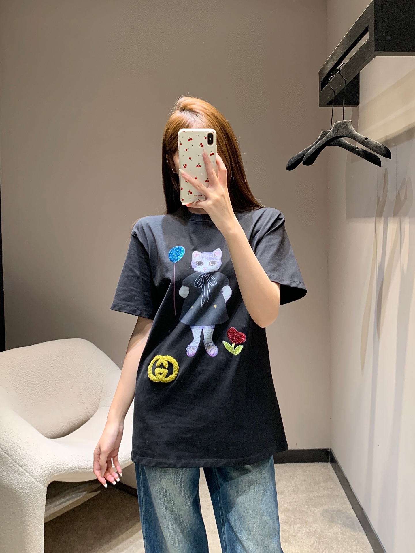 NO:666359,Gu*ci 26SS early spring new cat print T-shirt丨exclusively developed by yb!  High quality production!  Combining childishness and luxury brand style just right. The cute cat pattern is matched with three-dimensional embroidery decoration, and the details of sequins and bead embroidery make the white/black basic model instantly stand out. The loose round neck cut is not flattering on the body shape, and it is the finishing touch of the early spring look when worn alone. S/M/L, tees, t-shirt,  19860909Gu*ci 26SS早春新款 猫咪印花T恤丨独家yb开发！高版出品！把童趣与奢牌格调揉得恰到好处.萌趣的猫咪图案搭配立体刺绣装饰,亮片与珠绣的细节让白/黑两色基础款瞬间出彩,宽松的圆领剪裁不挑身形,单穿内搭都是早春造型的点睛之笔.现货发售S/M/L,,tees，t-shirt, ,Women's clothing