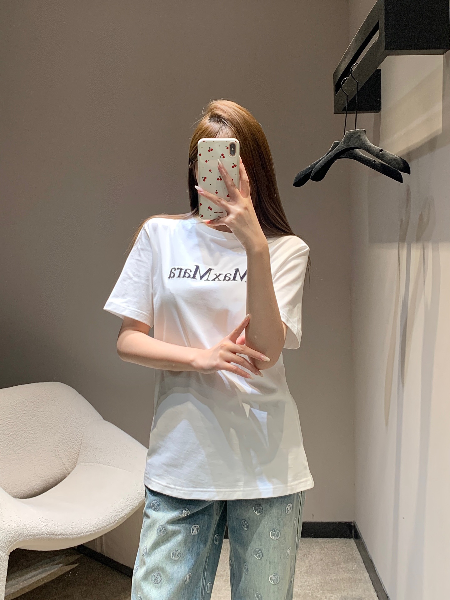 NO:666847,MaxMar* 26ss new early spring letter toothbrush embroidered round neck short-sleeved T-shirt丨Exclusive high-end version!  It is a spring basic model that combines simplicity and texture. The classic black and white two-color are versatile and not picky, the soft cotton fabric is skin-friendly and breathable, and the toothbrush embroidery lettering process makes the pattern three-dimensional and textured; the loose round neck cut is casual and can be worn as a practical base for early spring wear, showing the Italian simple style. Ready for sale S/M/L,, T-shirt, tees, t-shirt,  19860909MaxMar* 26ss早春新款 字母牙刷绣圆领短袖T恤丨独家高版出品！是简约与质感兼具的春日基础款.经典黑白双色百搭不挑人,柔软的棉质面料亲肤透气,牙刷绣字母工艺让图案立体有肌理；宽松的圆领剪裁藏肉随性,单穿内搭都能成为早春穿搭的实用打底,尽显意式简约格调.现货发售S/M/L,,T-shirt,tees，t-shirt, ,Women's clothing