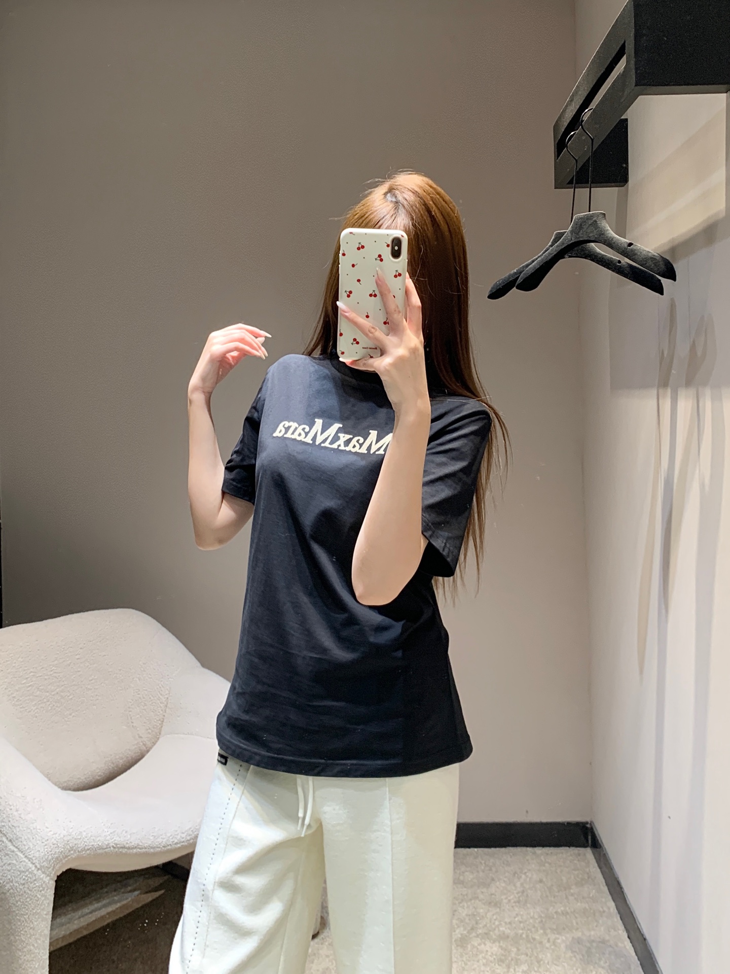 NO:666840,MaxMar* 26ss new early spring letter toothbrush embroidered round neck short-sleeved T-shirt丨Exclusive high-end version!  It is a spring basic model that combines simplicity and texture. The classic black and white two-color are versatile and not picky, the soft cotton fabric is skin-friendly and breathable, and the toothbrush embroidery lettering process makes the pattern three-dimensional and textured; the loose round neck cut is casual and can be worn as a practical base for early spring wear, showing the Italian simple style. Ready for sale S/M/L,, T-shirt, tees, t-shirt,  19860909MaxMar* 26ss早春新款 字母牙刷绣圆领短袖T恤丨独家高版出品！是简约与质感兼具的春日基础款.经典黑白双色百搭不挑人,柔软的棉质面料亲肤透气,牙刷绣字母工艺让图案立体有肌理；宽松的圆领剪裁藏肉随性,单穿内搭都能成为早春穿搭的实用打底,尽显意式简约格调.现货发售S/M/L,,T-shirt,tees，t-shirt, ,Women's clothing